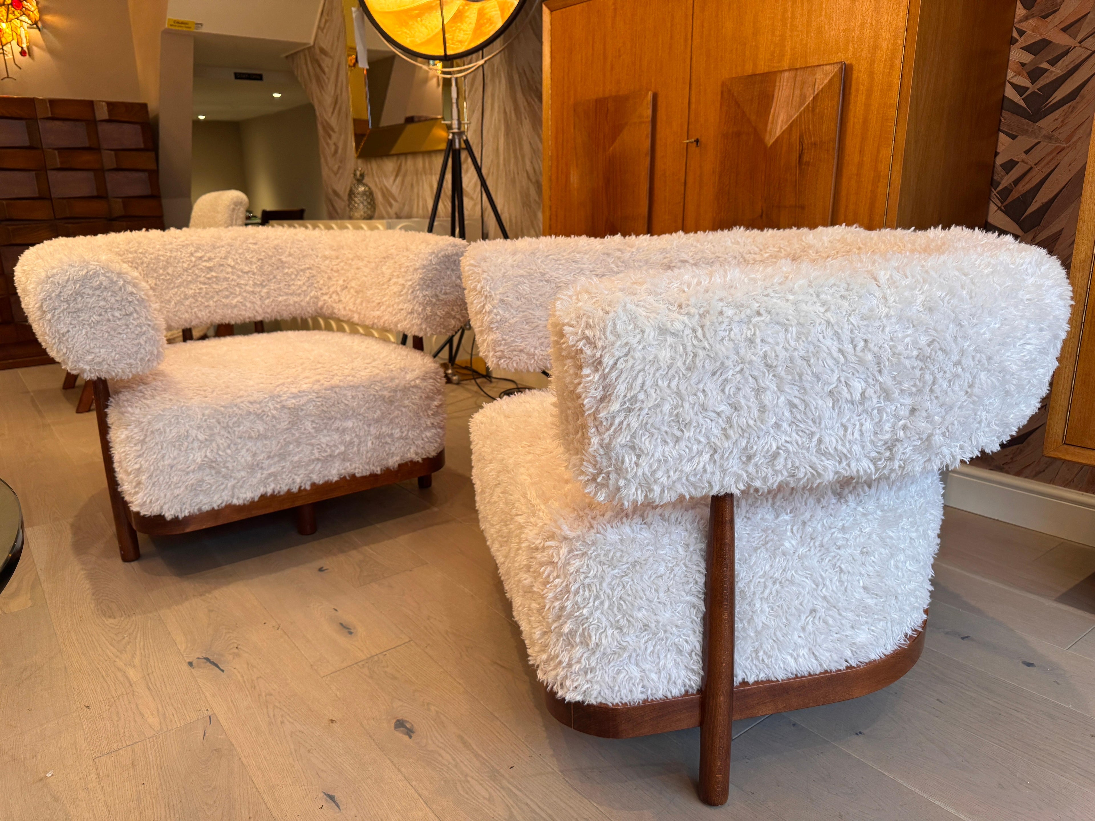 https://a.1stdibscdn.com/a-fabulous-pair-of-italian-curved-walnut-armchairs-in-lambswool-fur-for-sale-picture-5/f_41851/1740065767393/mobilejpegupload_5ACFDB6DCCC54A97BA0CA07E850E537B_master.jpg