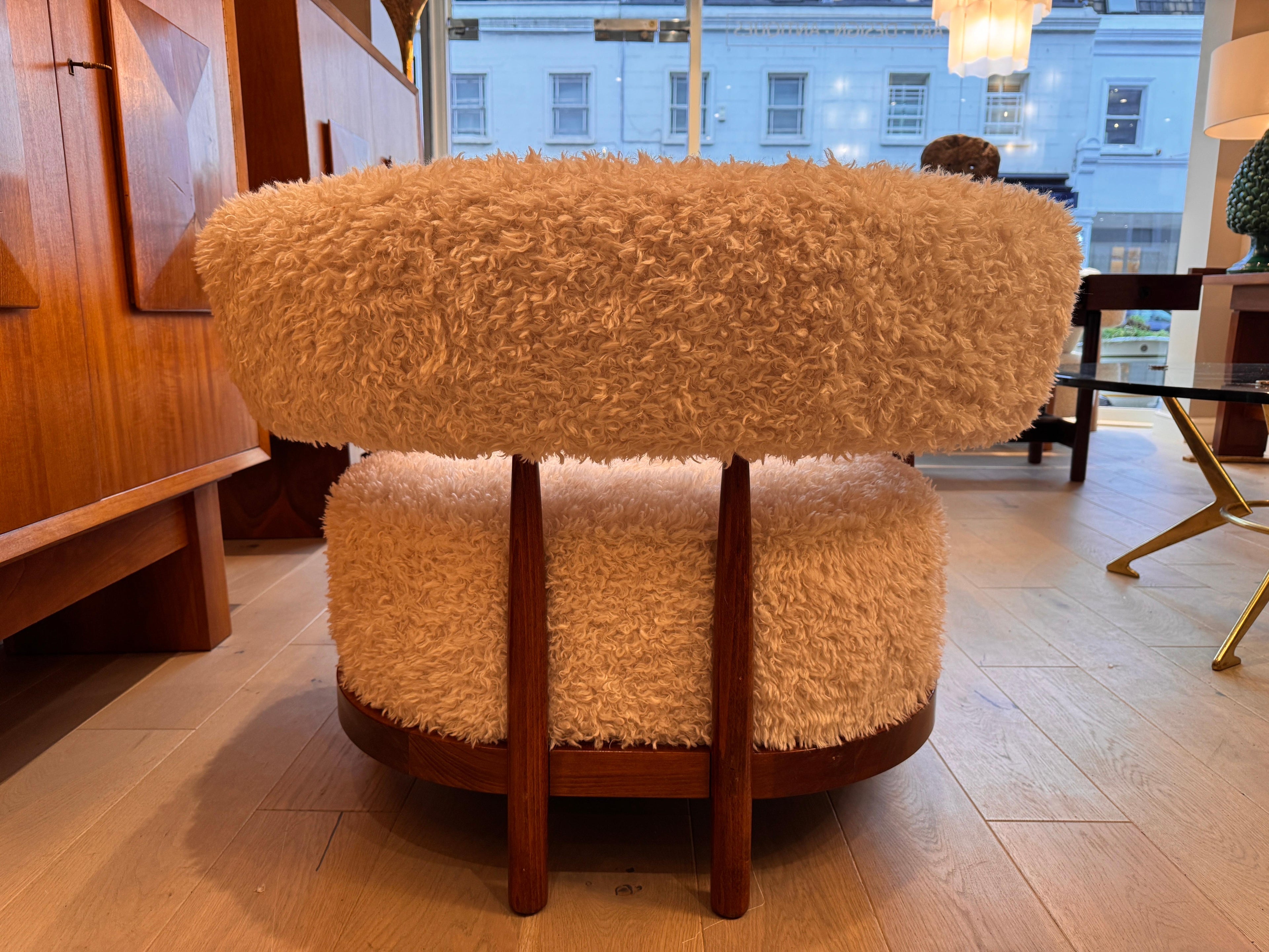 https://a.1stdibscdn.com/a-fabulous-pair-of-italian-curved-walnut-armchairs-in-lambswool-fur-for-sale-picture-4/f_41851/1740065758185/mobilejpegupload_671422F5400B45CCBAB5E1F0F62FDA11_master.jpg