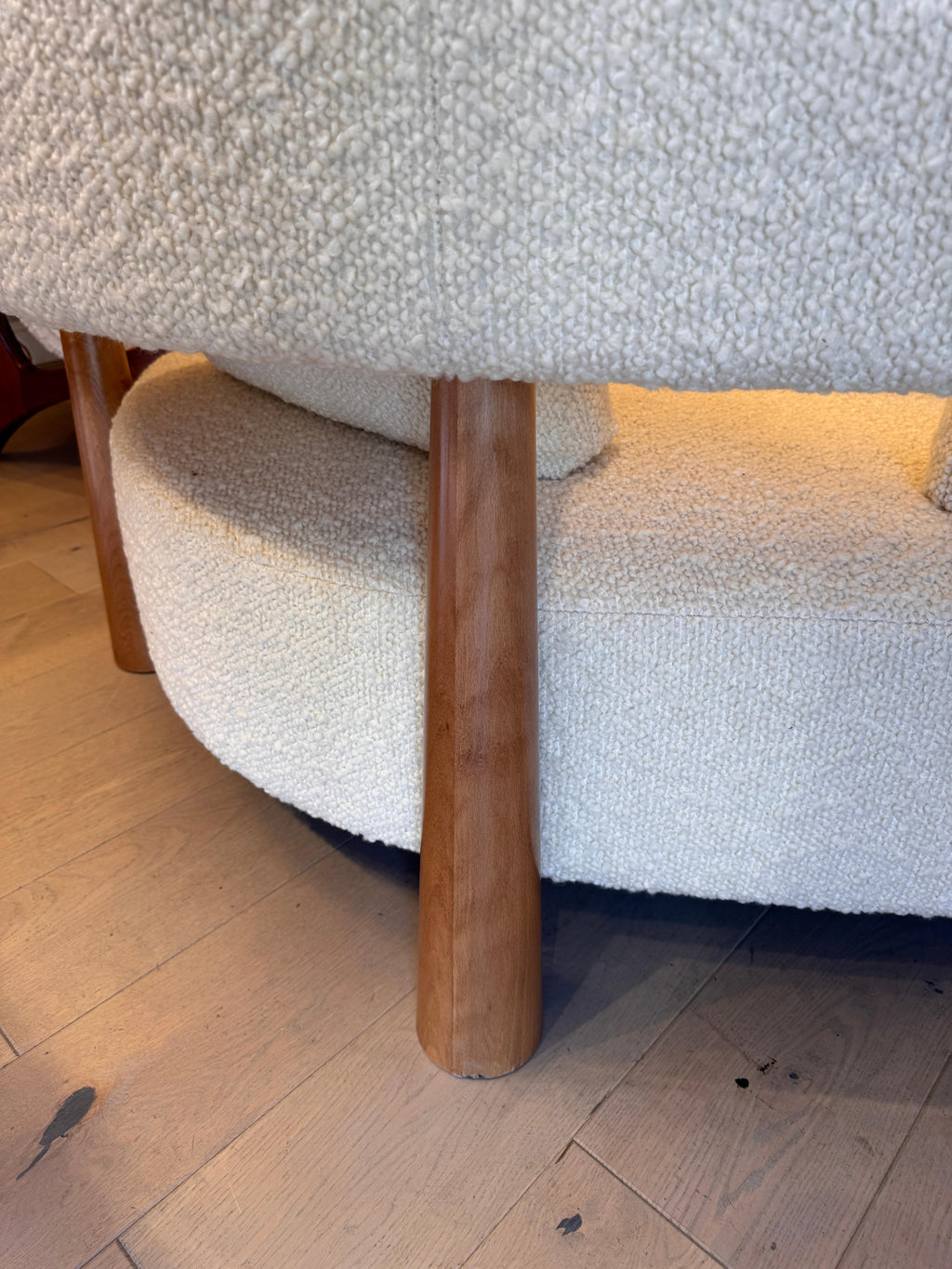 https://a.1stdibscdn.com/large-curved-kidney-shaped-sofa-in-lambswool-boucle-for-sale-picture-4/f_41851/1740411802273/mobilejpegupload_674A7FC2638C41B89A60C5FD7DFDCA31_master.jpg