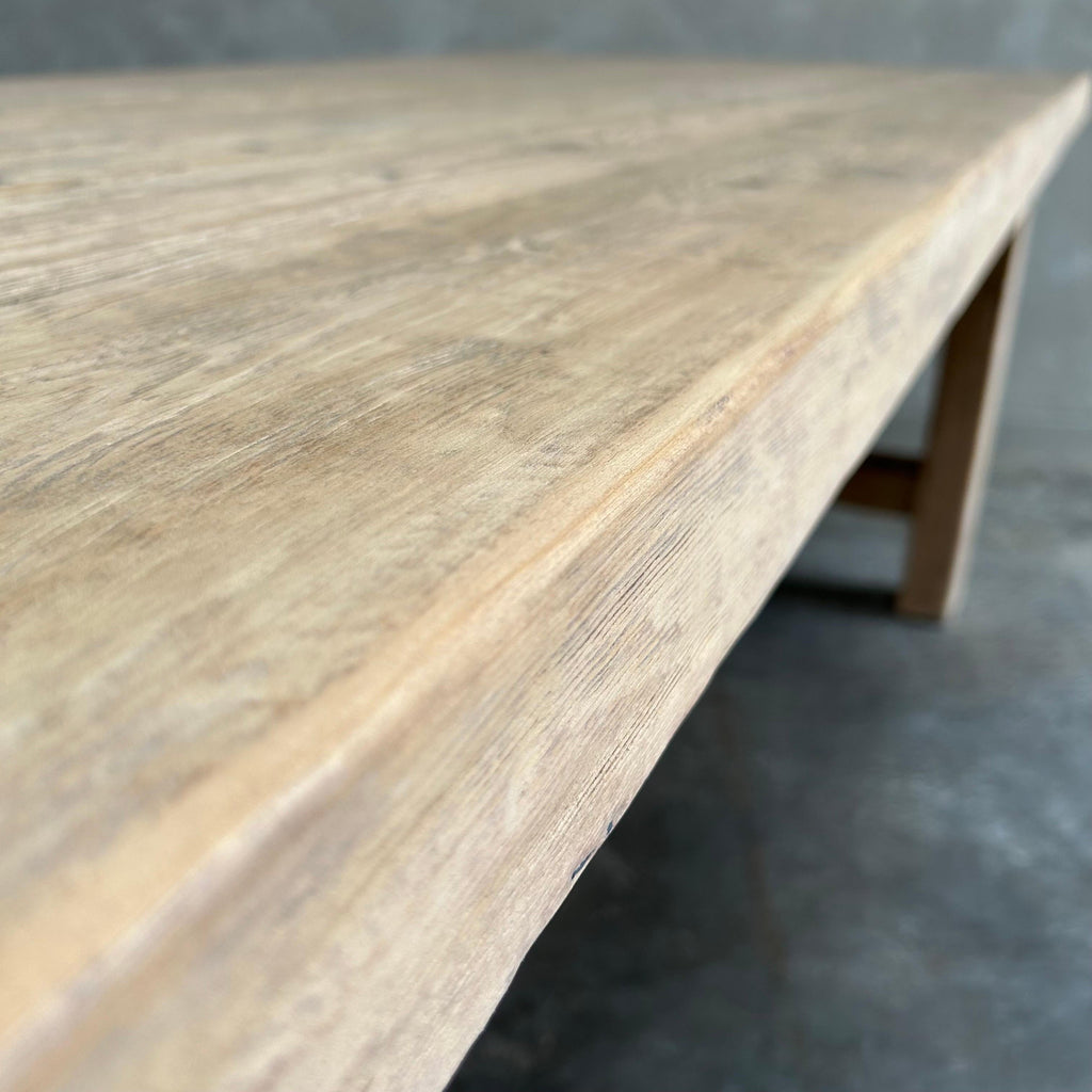 https://a.1stdibscdn.com/solid-reclaimed-pine-dining-table-for-sale-picture-5/f_18223/1686798465644/mobilejpegupload_74F61D81BB16484191C78F1F7690FCFE_master.jpg