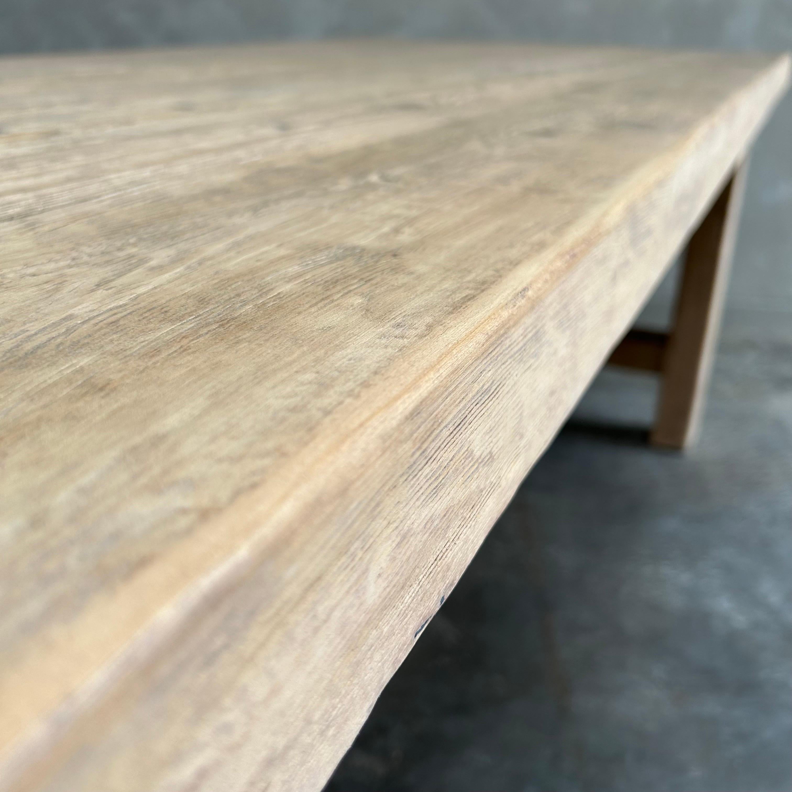 https://a.1stdibscdn.com/solid-reclaimed-pine-dining-table-for-sale-picture-5/f_18223/1686798465644/mobilejpegupload_74F61D81BB16484191C78F1F7690FCFE_master.jpg
