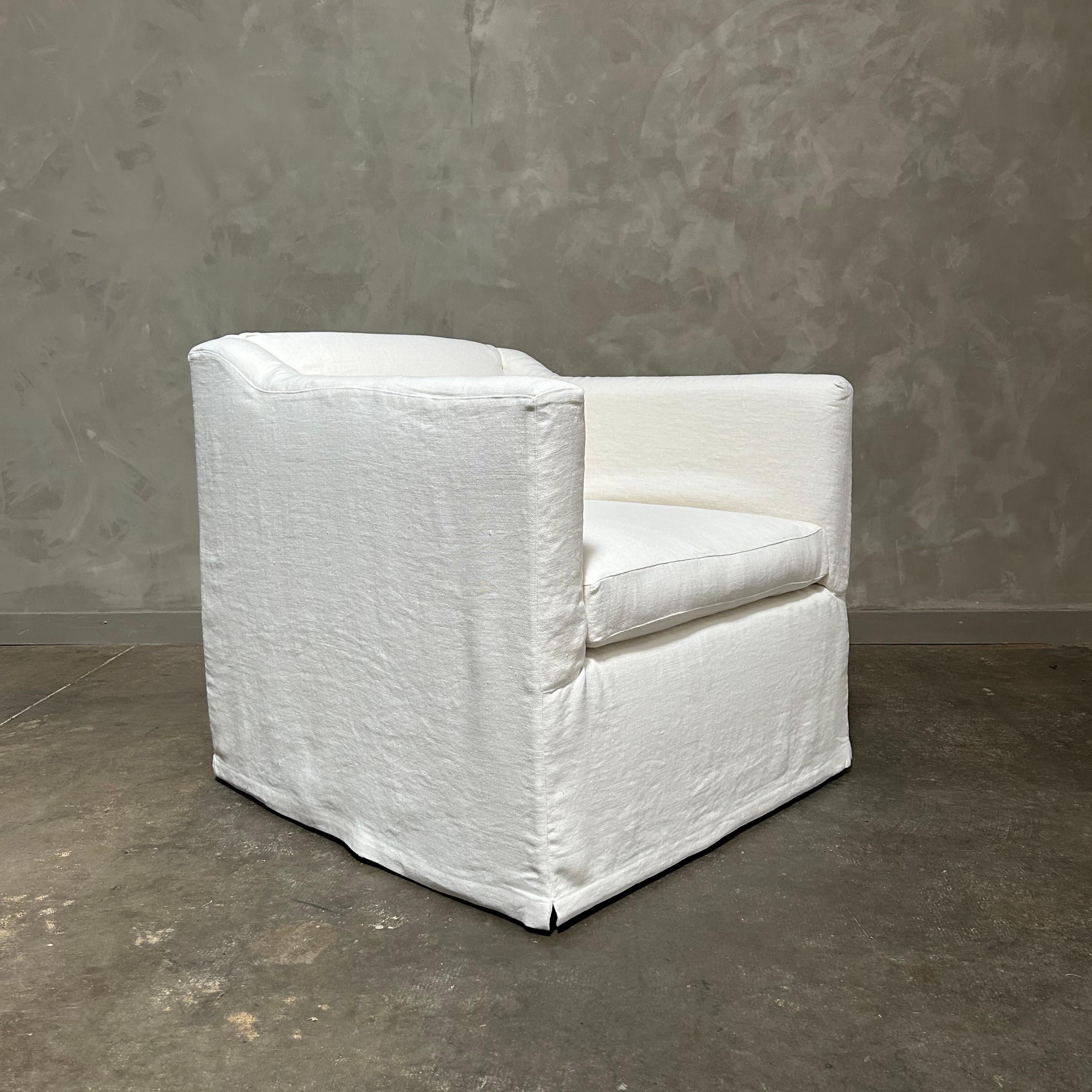 https://a.1stdibscdn.com/slip-cover-swivel-chair-upholstered-in-white-belgian-linen-for-sale-picture-3/f_18223/1711719912001/mobilejpegupload_7C0EBD7E4E2149F6A7C81F14E6046C1A_master.jpg
