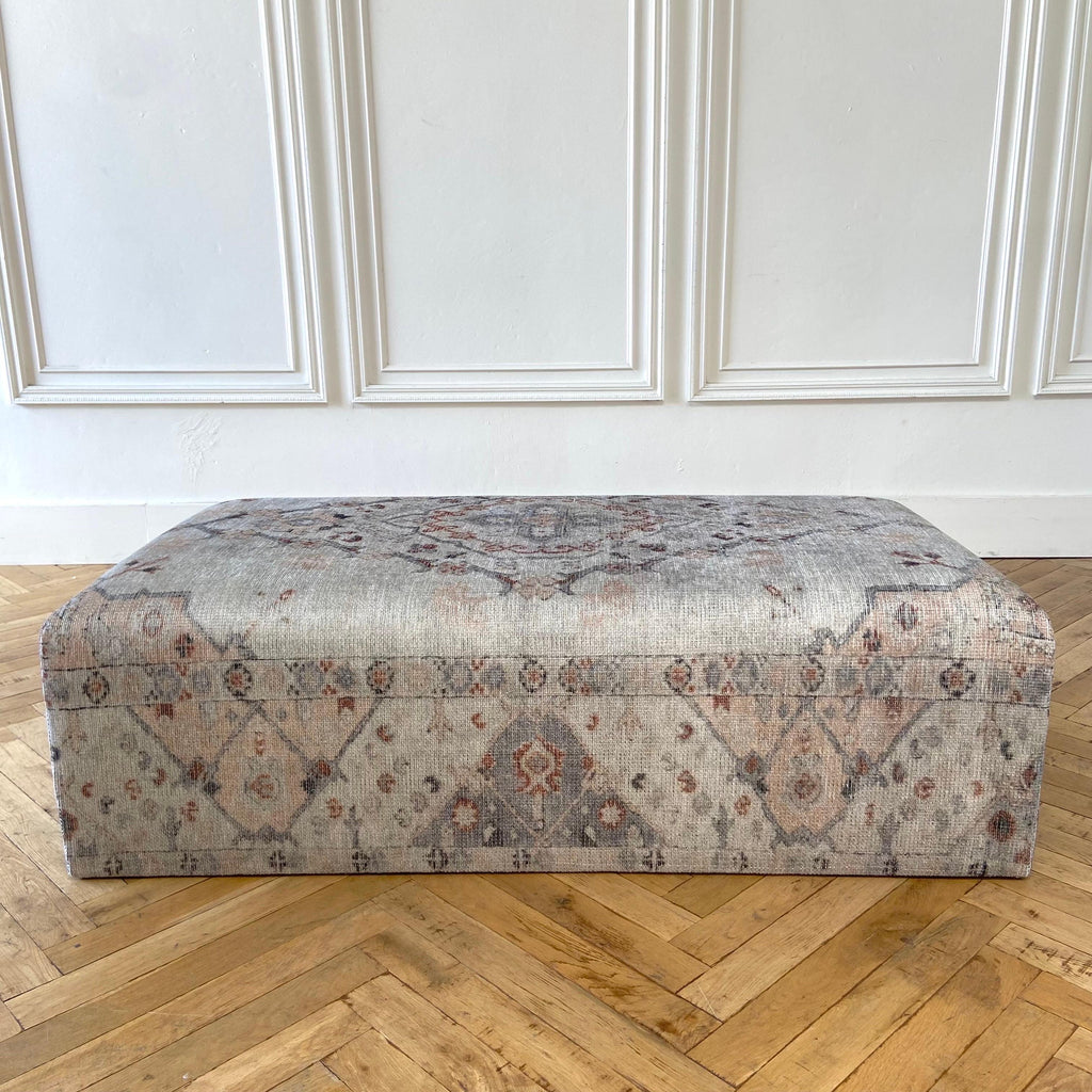 https://a.1stdibscdn.com/custom-made-rug-cube-ottoman-for-sale-picture-11/f_18223/1647545038448/mobilejpegupload_81CCD4006AC84651A0313F6F9C9C8398_master.jpg