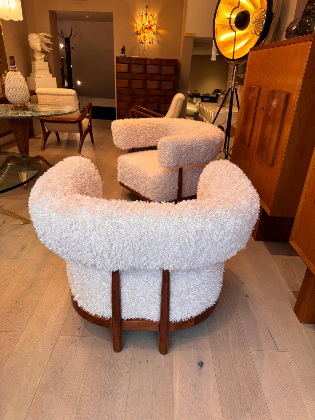 https://a.1stdibscdn.com/a-fabulous-pair-of-italian-curved-walnut-armchairs-in-lambswool-fur-for-sale-picture-9/f_41851/1740065780699/mobilejpegupload_84EA0CAAD976424A99DA97742A83DE95_master.jpg