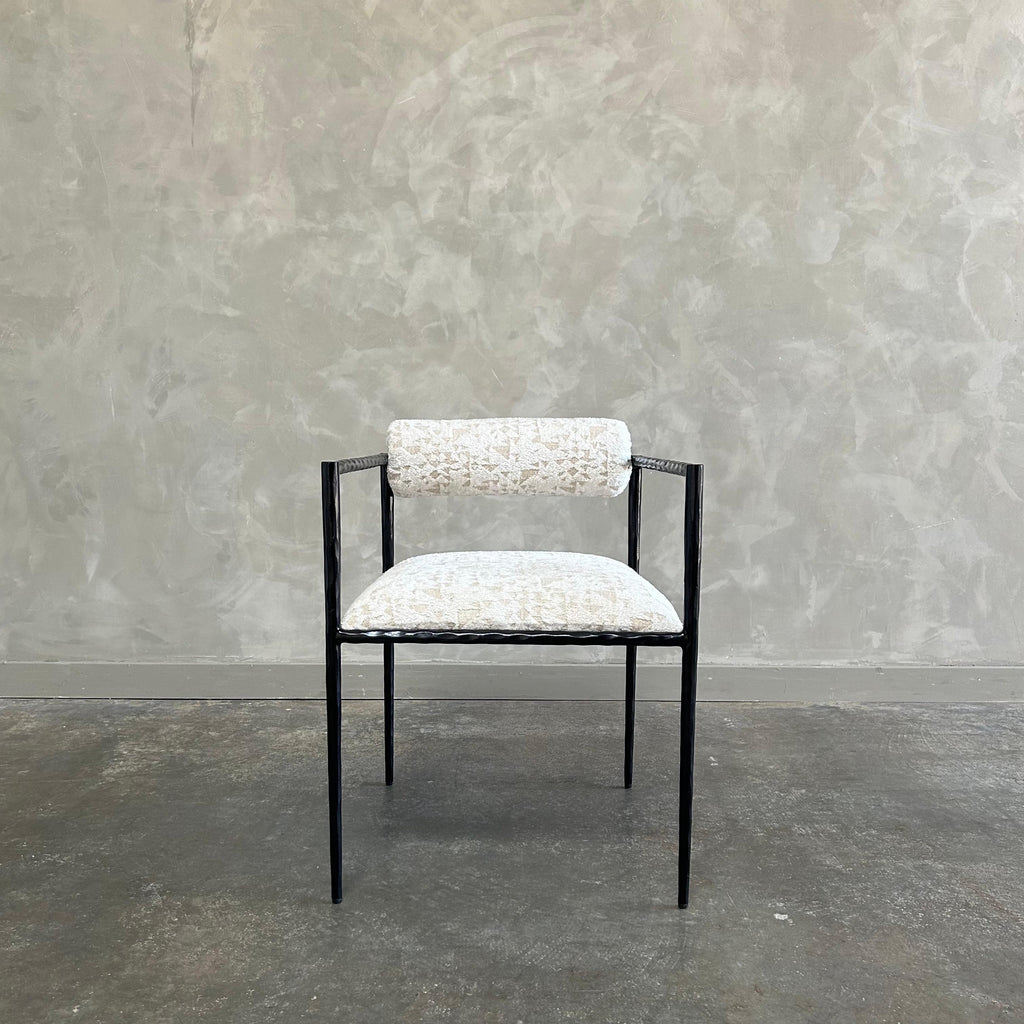 https://a.1stdibscdn.com/upholstered-metal-accent-chair-for-sale-picture-2/f_18223/1713396512766/mobilejpegupload_87232503FCBA4C94BA3DE3B7EEC95561_master.jpg