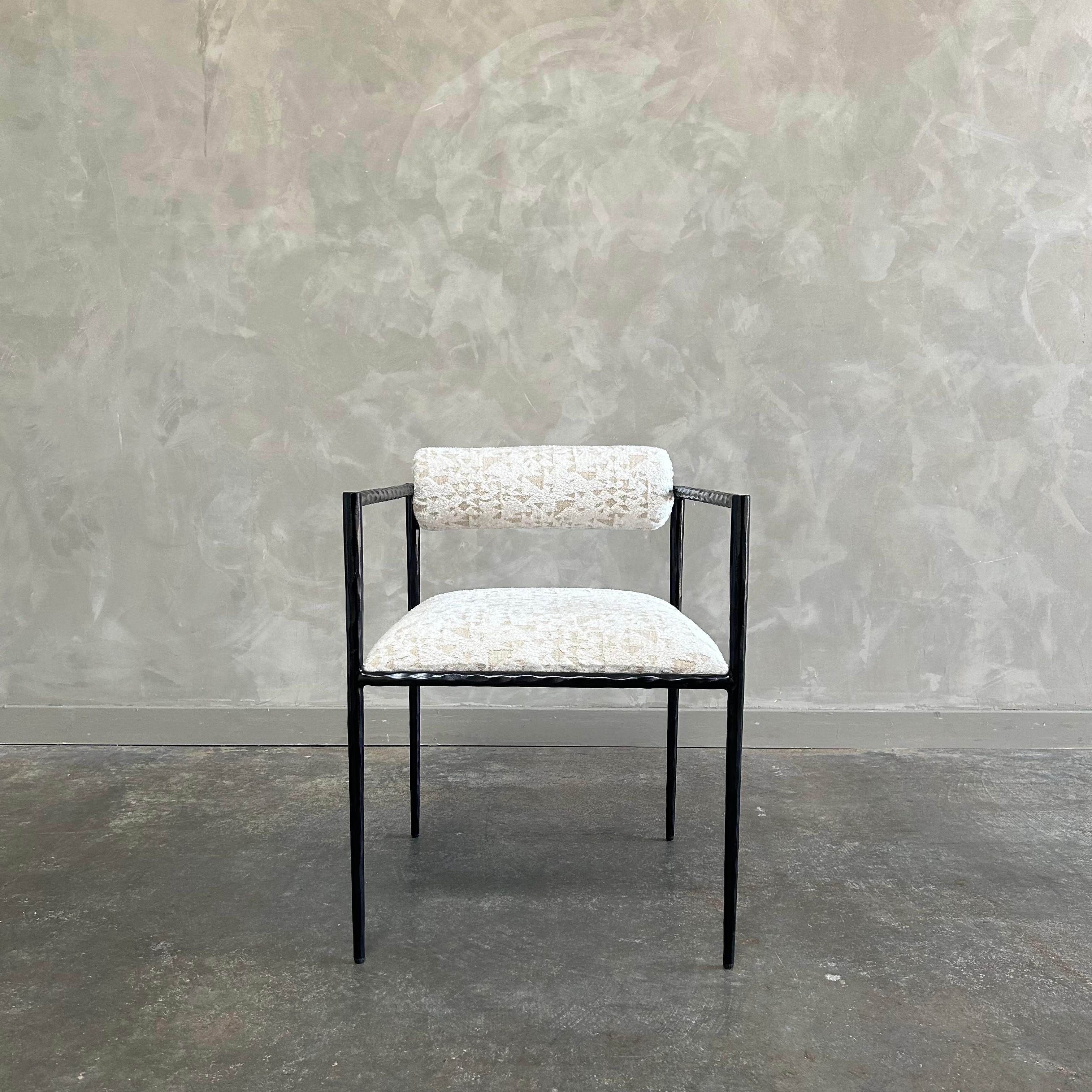 https://a.1stdibscdn.com/upholstered-metal-accent-chair-for-sale-picture-2/f_18223/1713396512766/mobilejpegupload_87232503FCBA4C94BA3DE3B7EEC95561_master.jpg