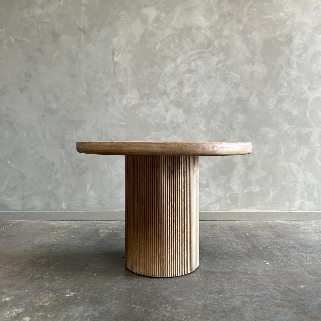 https://a.1stdibscdn.com/reclaimed-wood-round-reeded-base-dining-table-42-for-sale-picture-6/f_18223/f_481659421767386645933/mobilejpegupload_885184A7254147659980CDA3F0FD21FE_master.jpg