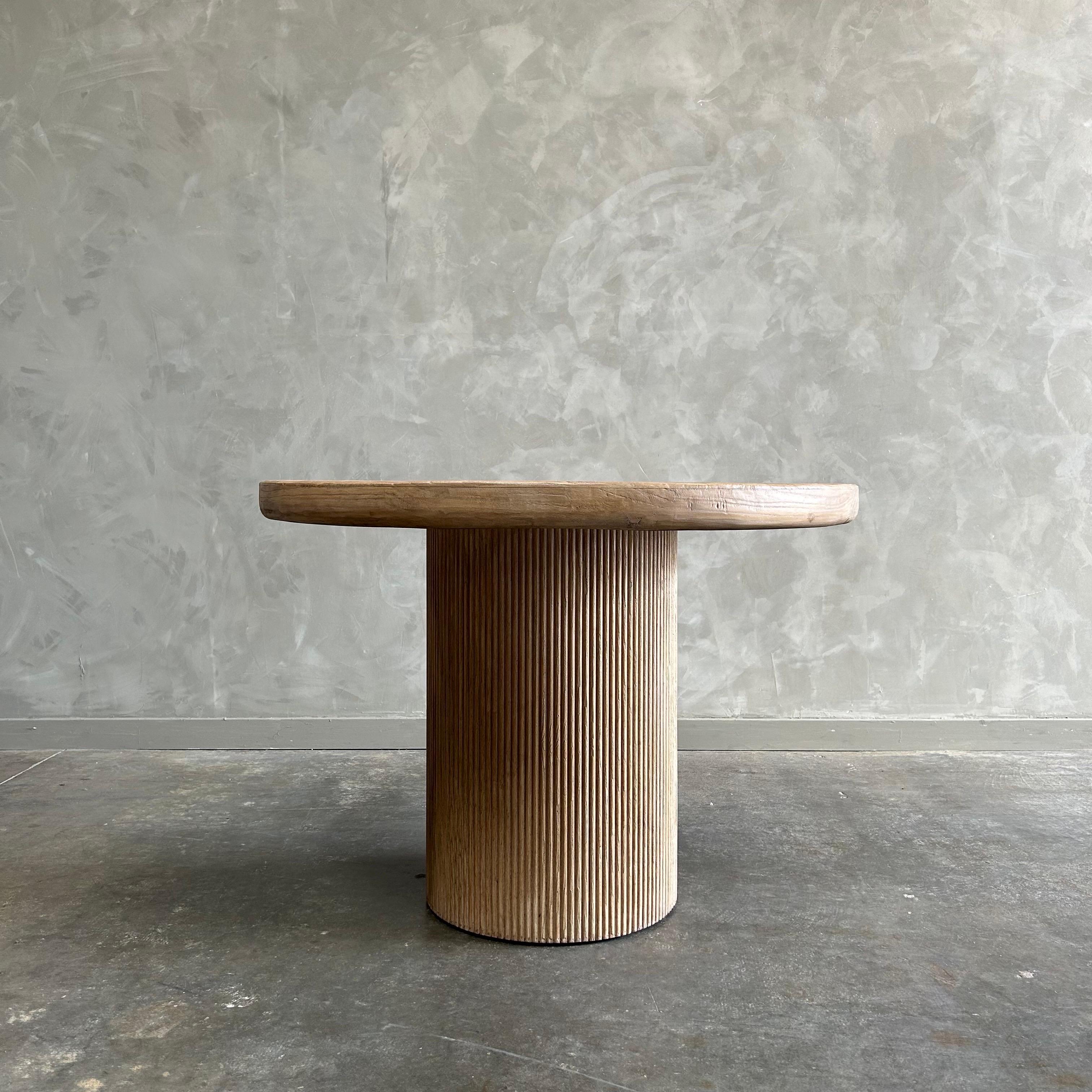 https://a.1stdibscdn.com/reclaimed-wood-round-reeded-base-dining-table-42-for-sale-picture-6/f_18223/f_481659421767386645933/mobilejpegupload_885184A7254147659980CDA3F0FD21FE_master.jpg