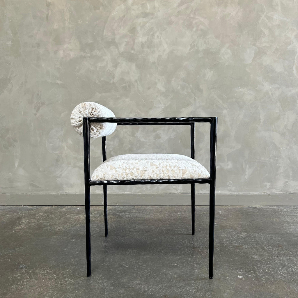 https://a.1stdibscdn.com/upholstered-metal-accent-chair-for-sale-picture-4/f_18223/1713396515416/mobilejpegupload_8A6BED9673DF4E6A9DC4552C1AC95FB3_master.jpg