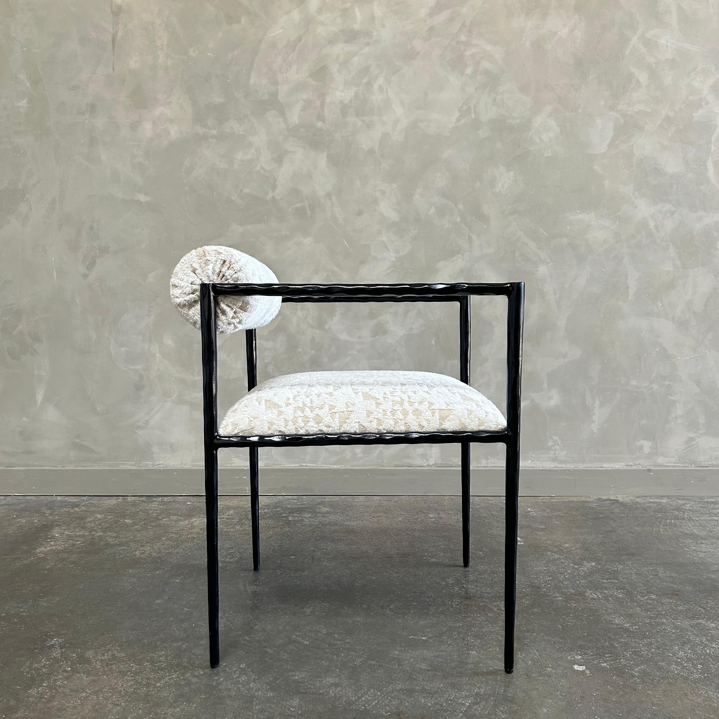 https://a.1stdibscdn.com/upholstered-metal-accent-chair-for-sale-picture-4/f_18223/1713396515416/mobilejpegupload_8A6BED9673DF4E6A9DC4552C1AC95FB3_master.jpg