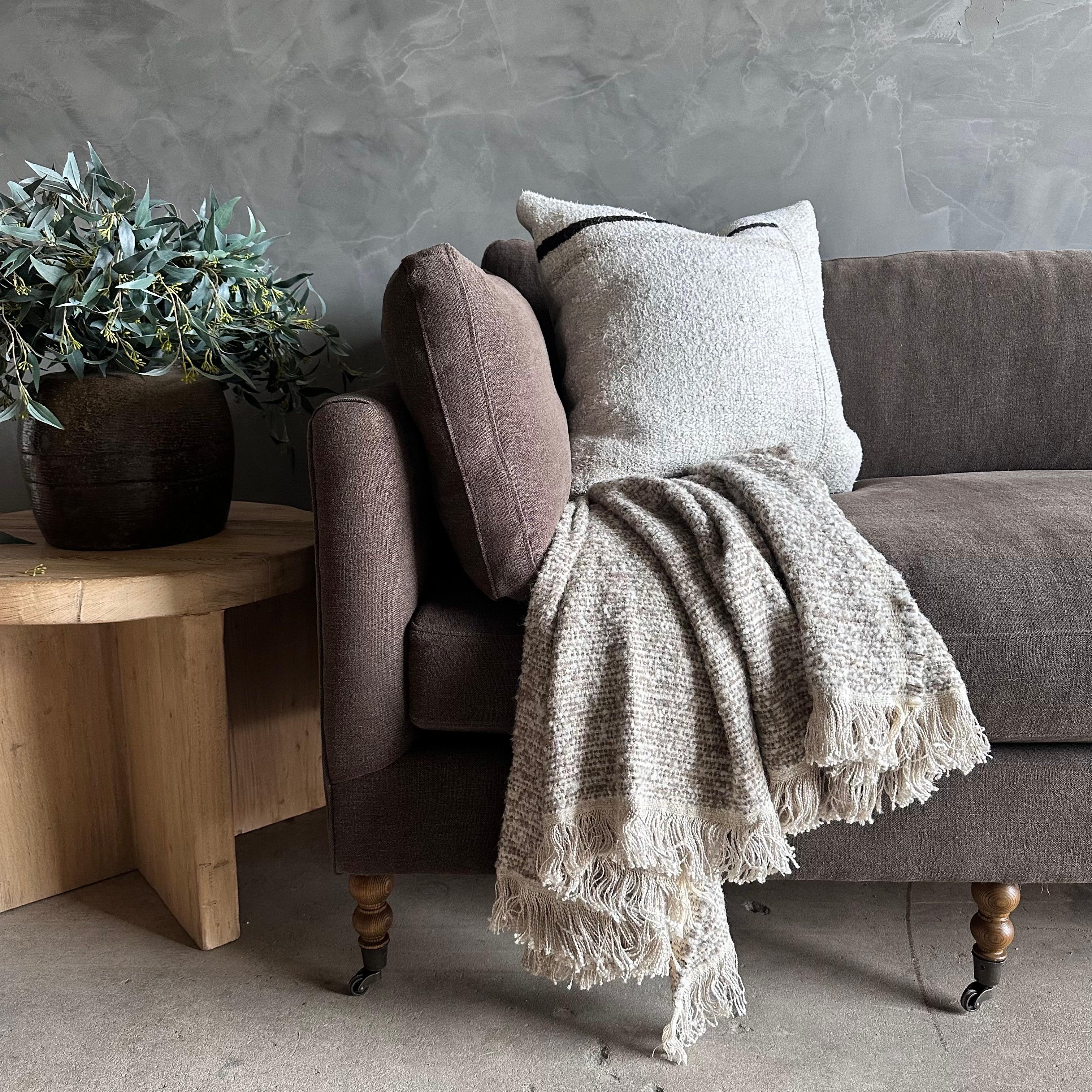 https://a.1stdibscdn.com/rudin-belgian-linen-sofa-with-down-wrapped-seat-cushion-in-cafe-noir-linen-for-sale-picture-9/f_18223/f_422667521731351163257/mobilejpegupload_8C0E661C100F4CB997F2D670EC000911_master.jpg