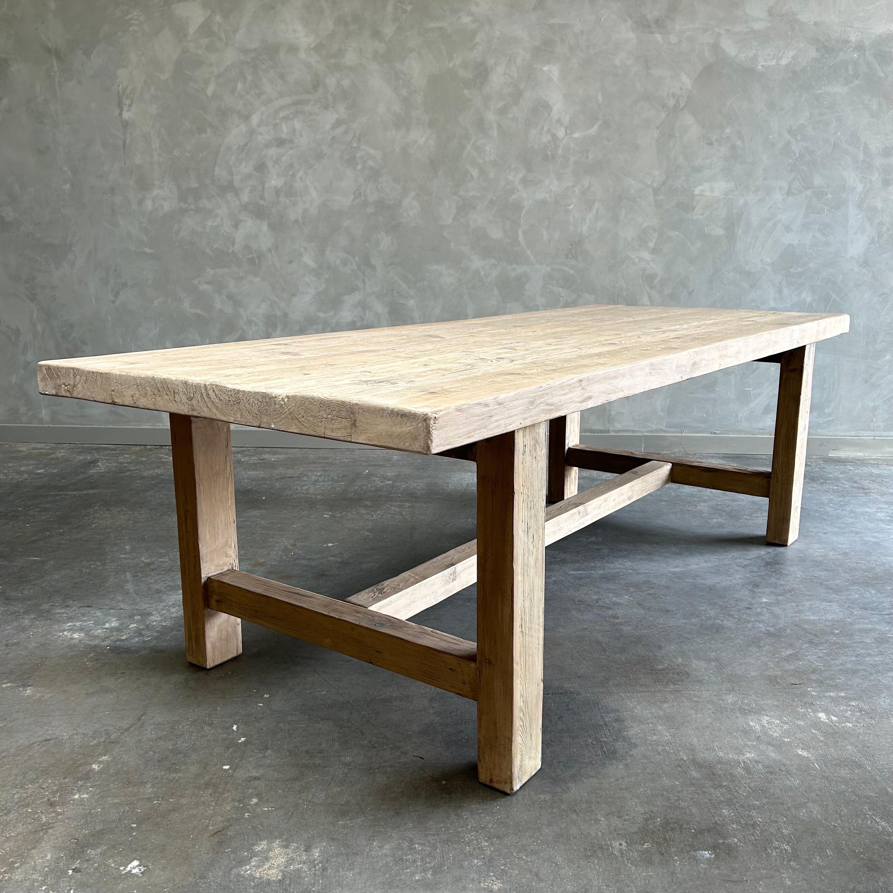 https://a.1stdibscdn.com/solid-reclaimed-pine-dining-table-for-sale-picture-2/f_18223/1686798388314/mobilejpegupload_8FC848B1EC134EC28478DBBC2B1A48F7_master.jpg