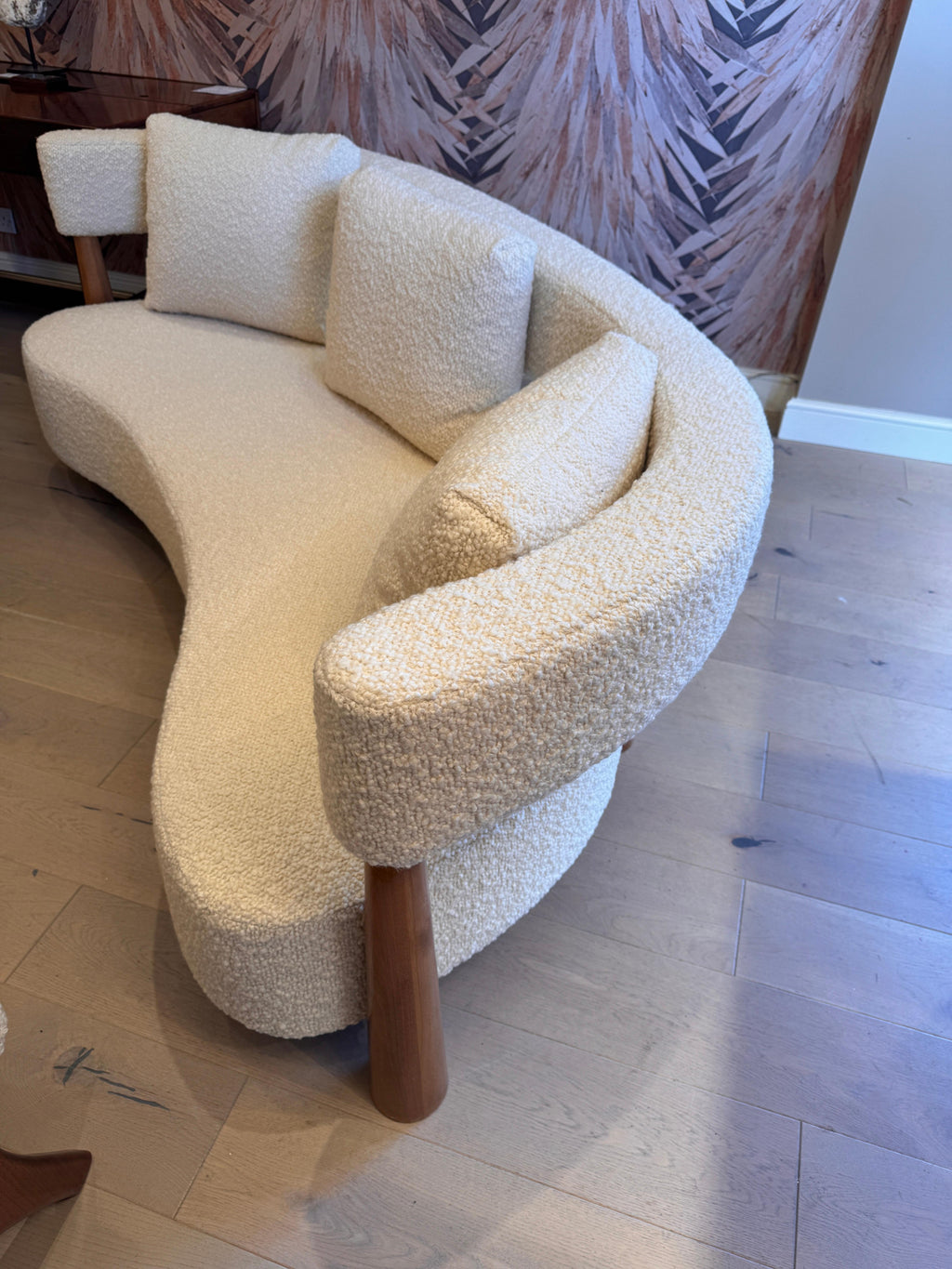 https://a.1stdibscdn.com/large-curved-kidney-shaped-sofa-in-lambswool-boucle-for-sale-picture-3/f_41851/1740411792992/mobilejpegupload_93680108AF6244F39E0963494E04175B_master.jpg