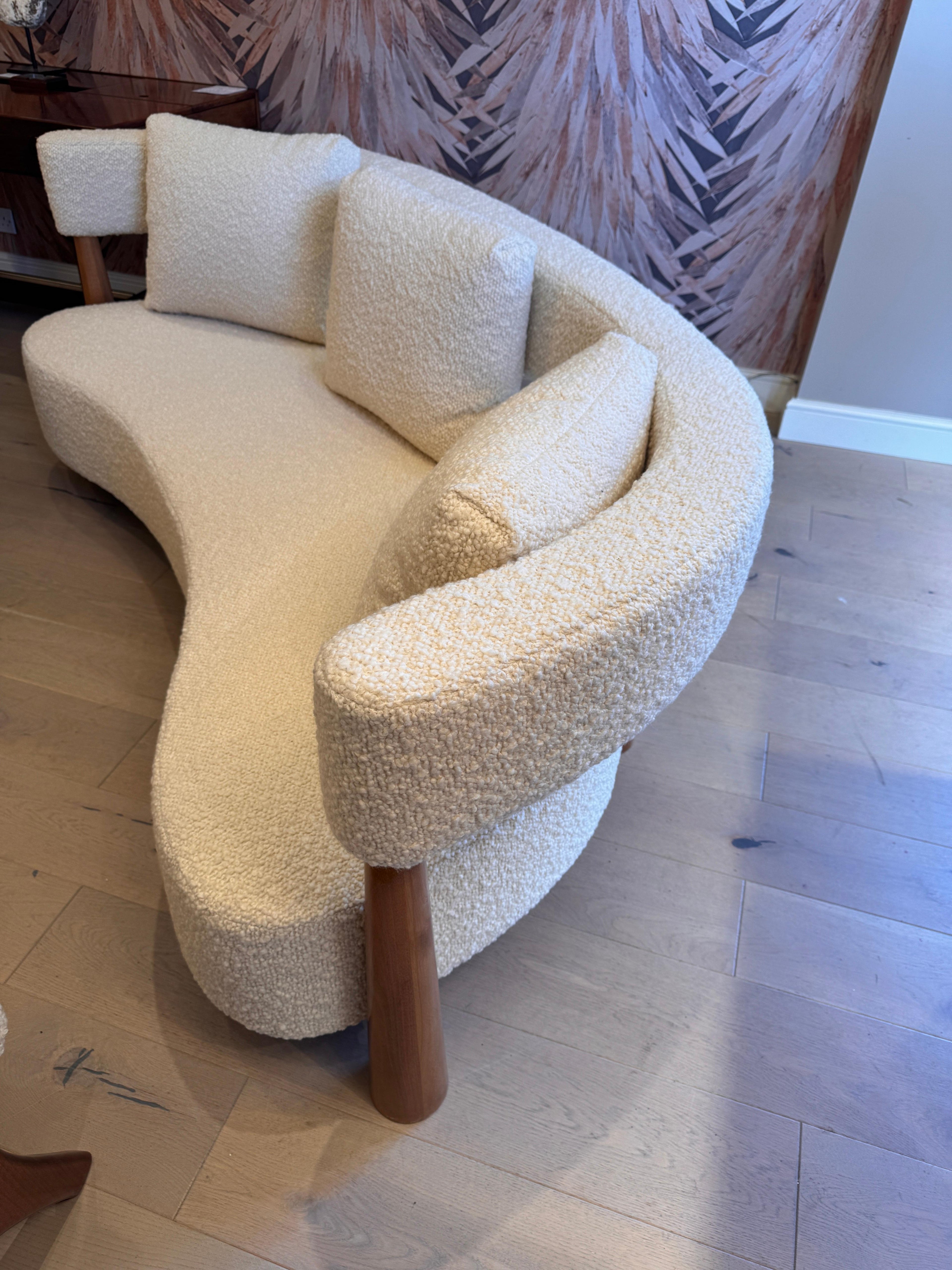 https://a.1stdibscdn.com/large-curved-kidney-shaped-sofa-in-lambswool-boucle-for-sale-picture-3/f_41851/1740411792992/mobilejpegupload_93680108AF6244F39E0963494E04175B_master.jpg