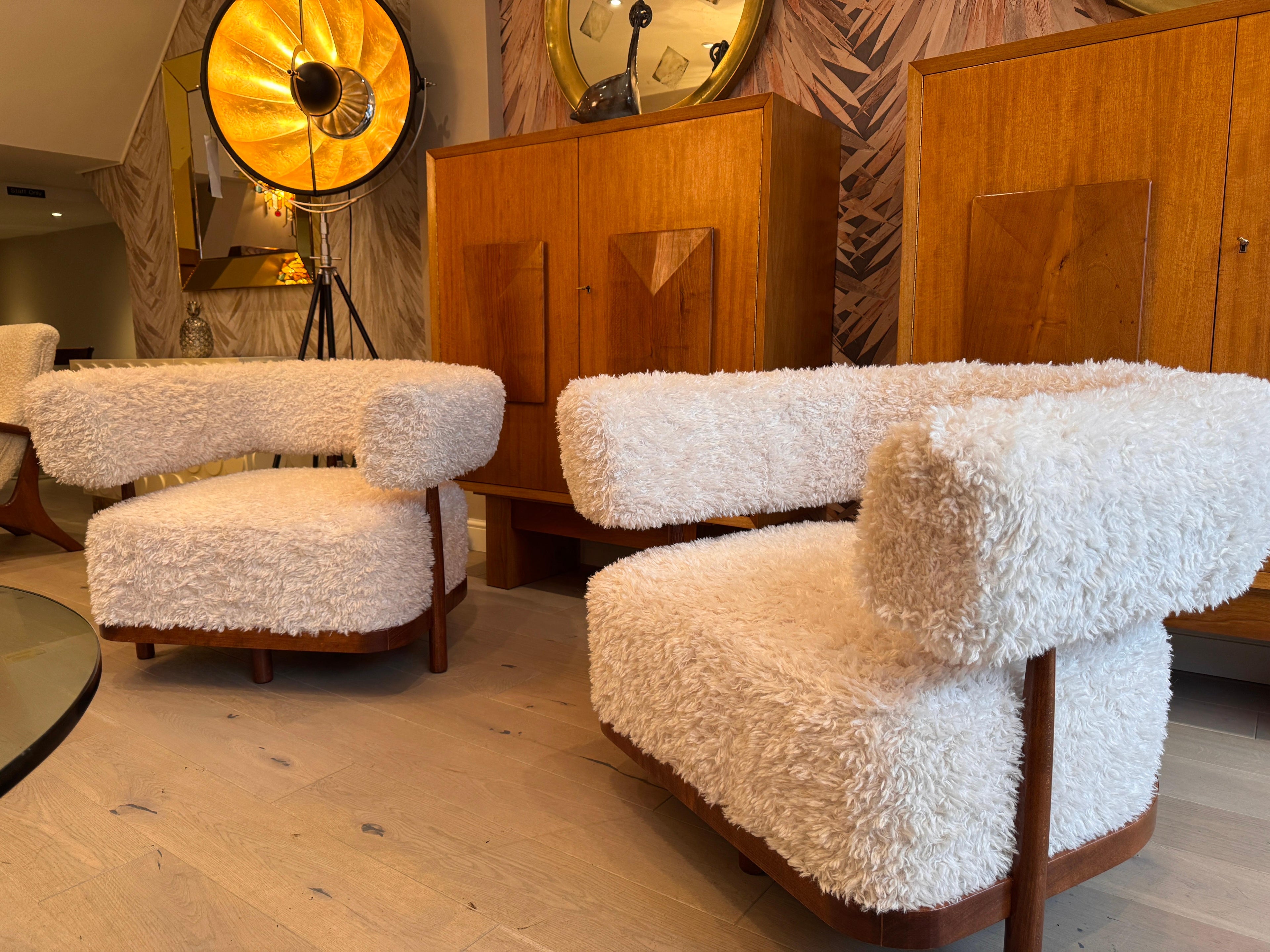 https://a.1stdibscdn.com/a-fabulous-pair-of-italian-curved-walnut-armchairs-in-lambswool-fur-for-sale-picture-10/f_41851/1740065789291/mobilejpegupload_9454213038E1434F82129AAFC85FD91A_master.jpg