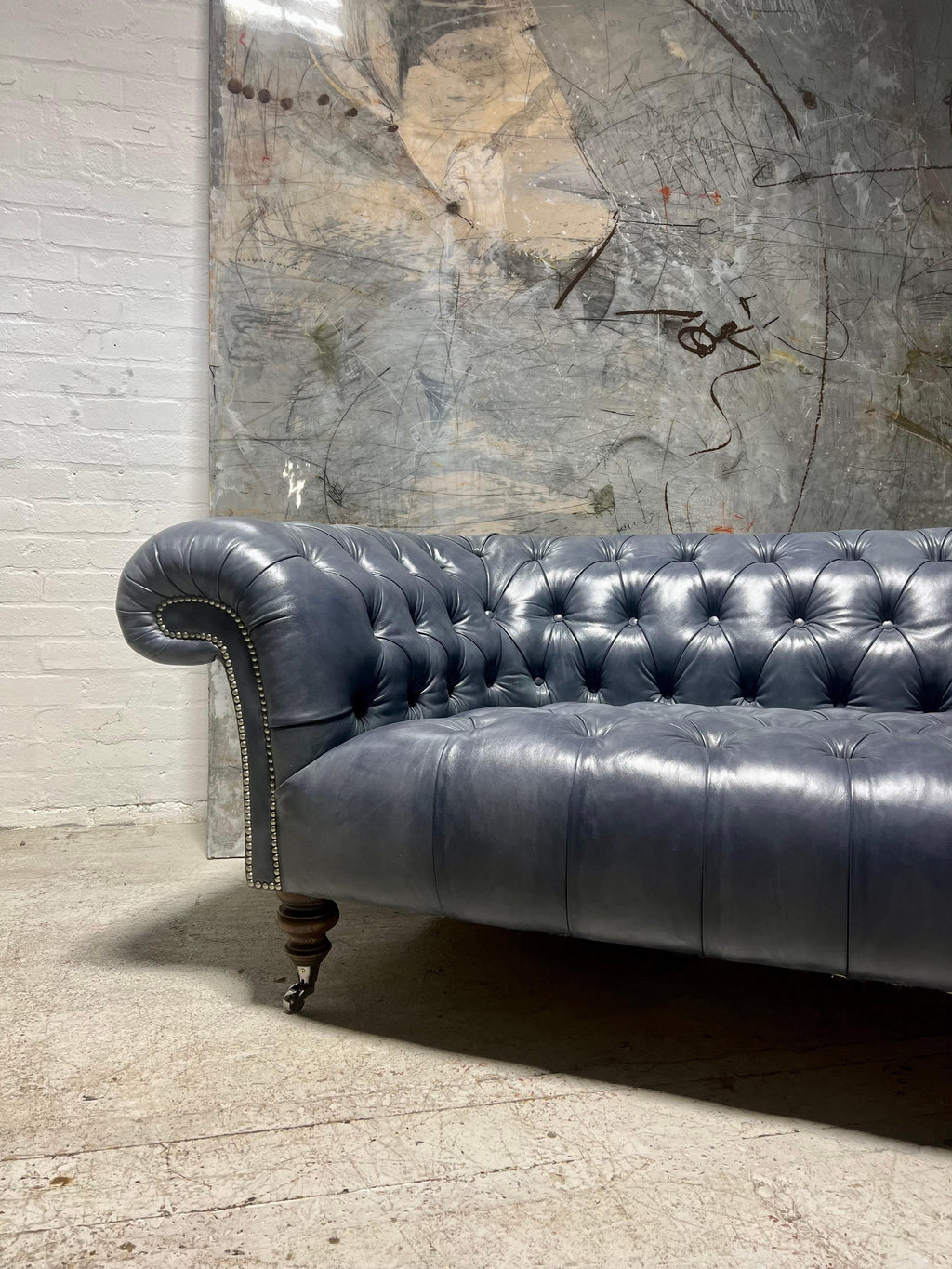 https://a.1stdibscdn.com/our-signature-carver-tufted-chesterfield-sofa-in-hand-dyed-elephant-grey-leather-for-sale-picture-5/f_79732/1699175568927/mobilejpegupload_A0356D6529234C1C9F6A6AC21B930603_master.jpg