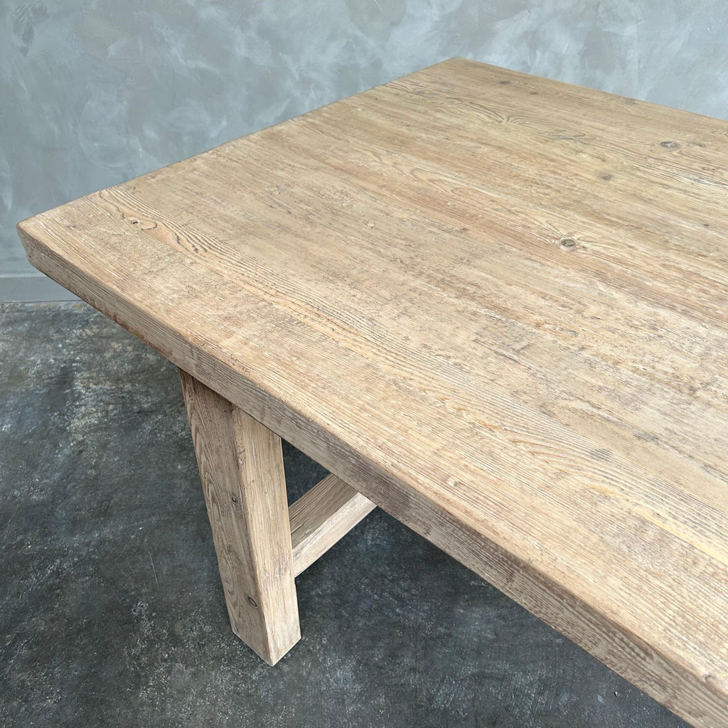 https://a.1stdibscdn.com/solid-reclaimed-pine-dining-table-for-sale-picture-4/f_18223/1686798393370/mobilejpegupload_A07171096735493CA836E1091540B64B_master.jpg