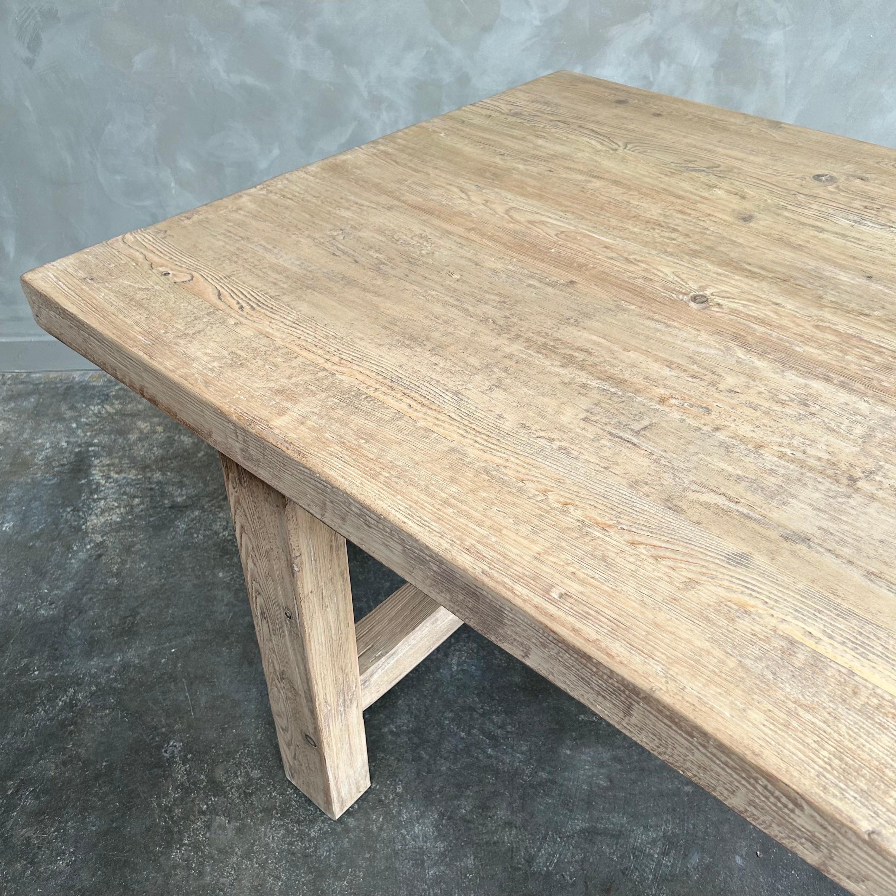 https://a.1stdibscdn.com/solid-reclaimed-pine-dining-table-for-sale-picture-4/f_18223/1686798393370/mobilejpegupload_A07171096735493CA836E1091540B64B_master.jpg