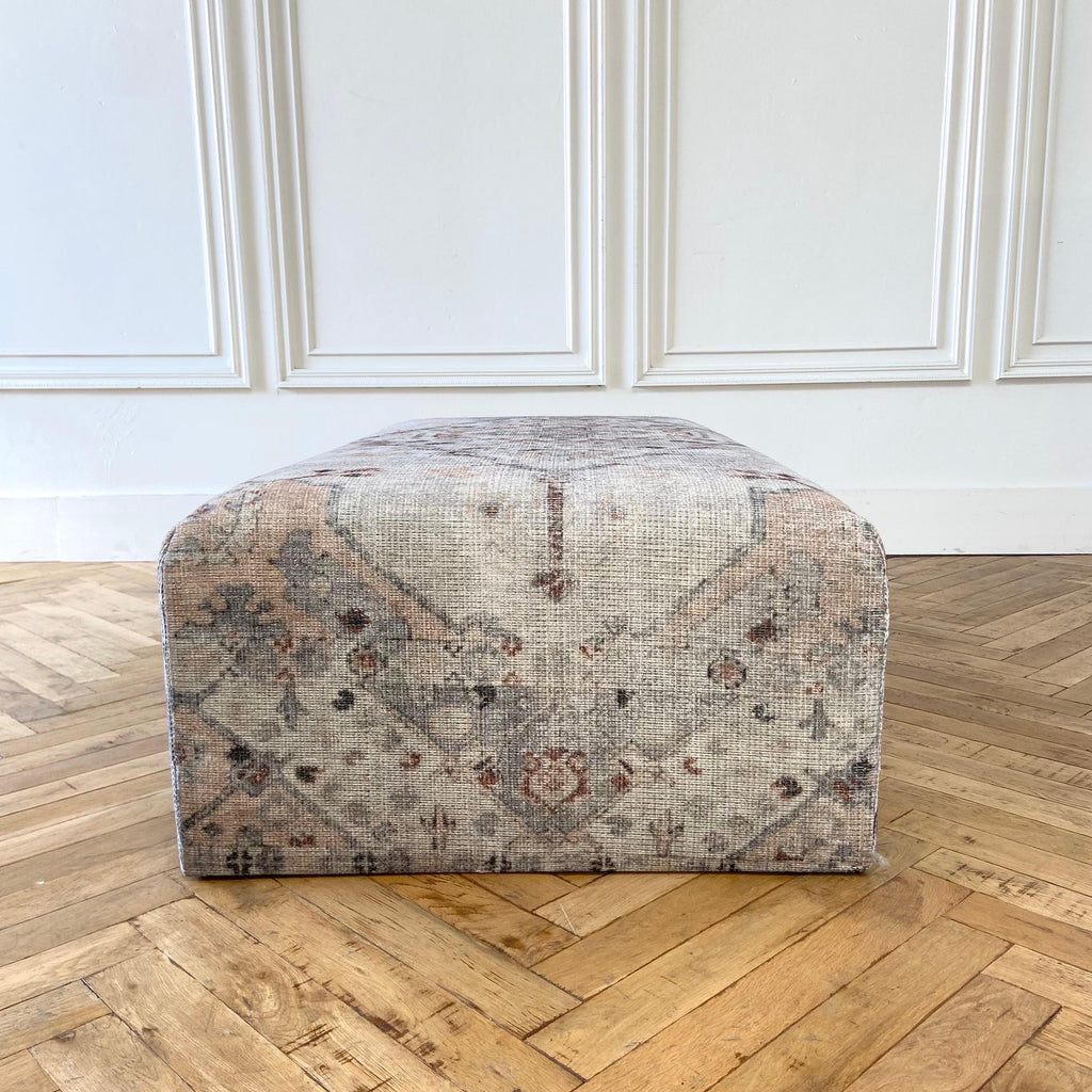 https://a.1stdibscdn.com/custom-made-rug-cube-ottoman-for-sale-picture-4/f_18223/1647544982388/mobilejpegupload_AC6757EC242B40E3B0EA8D86F3CDCD77_master.jpg