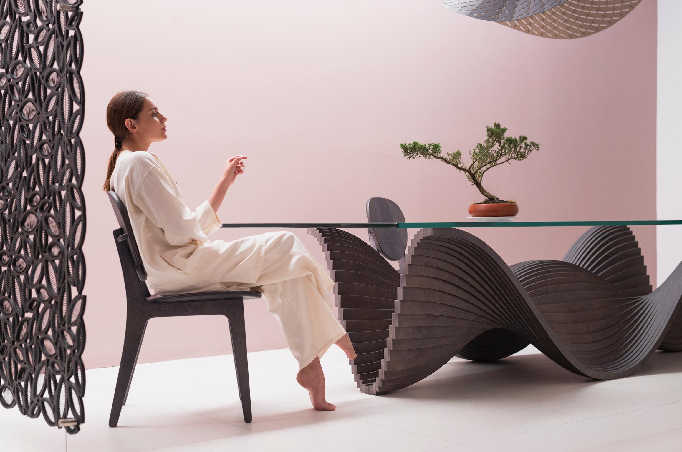 https://a.1stdibscdn.com/ghost-table-by-piegatto-a-contemporary-dining-table-for-sale-picture-3/f_83012/1679088937133/mobilejpegupload_B552E9C431E84ED294834E7EE0EC2E46_master.jpg