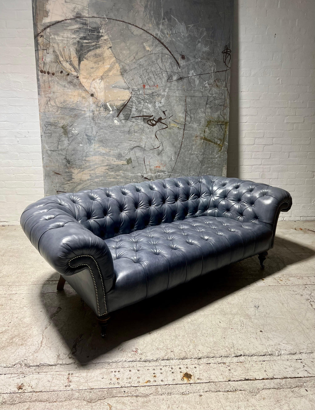 https://a.1stdibscdn.com/our-signature-carver-tufted-chesterfield-sofa-in-hand-dyed-elephant-grey-leather-for-sale-picture-4/f_79732/1699175576152/mobilejpegupload_B69E4FB058E3443290B77F813E5A5B50_master.jpg