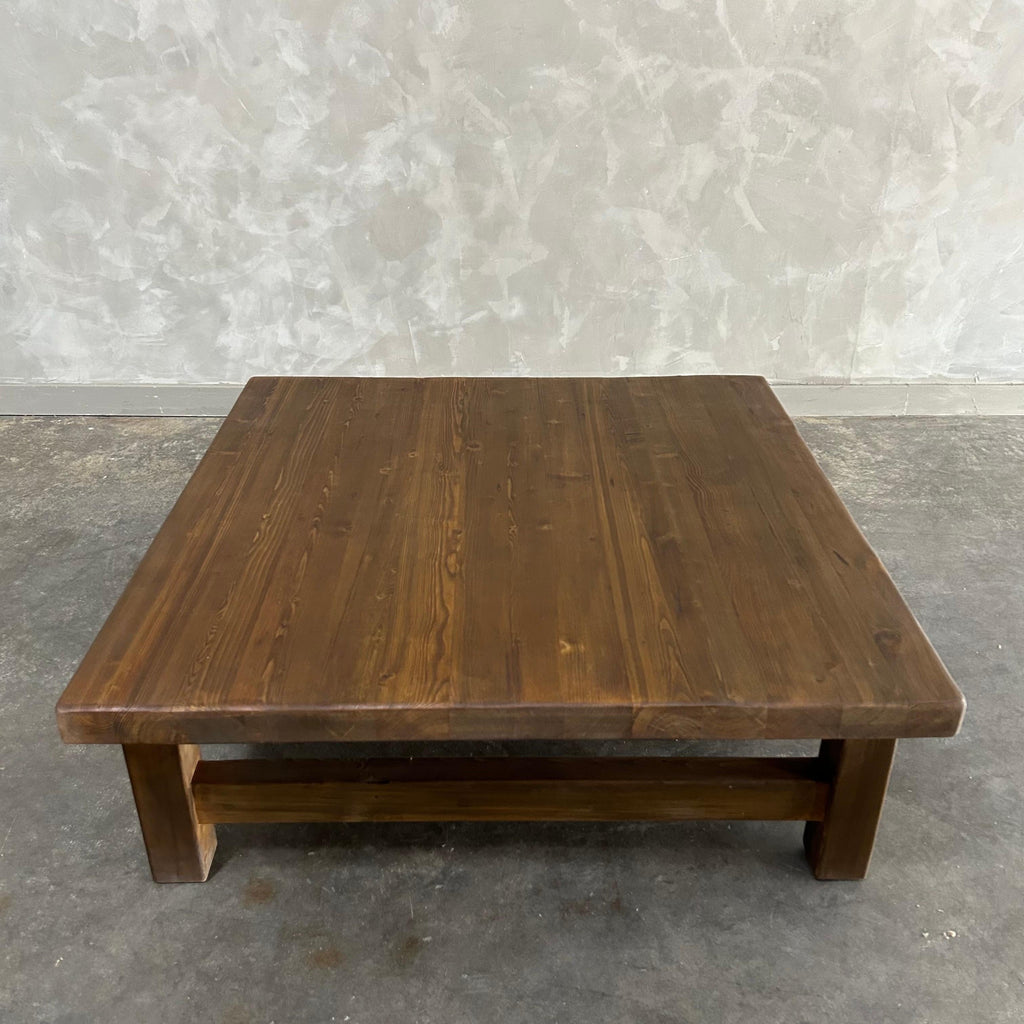 https://a.1stdibscdn.com/reclaimed-pine-wood-coffee-table-for-sale-picture-4/f_18223/f_483295221768436327050/mobilejpegupload_B7F7D4EA08EA455986266A22CC04660D_master.jpg