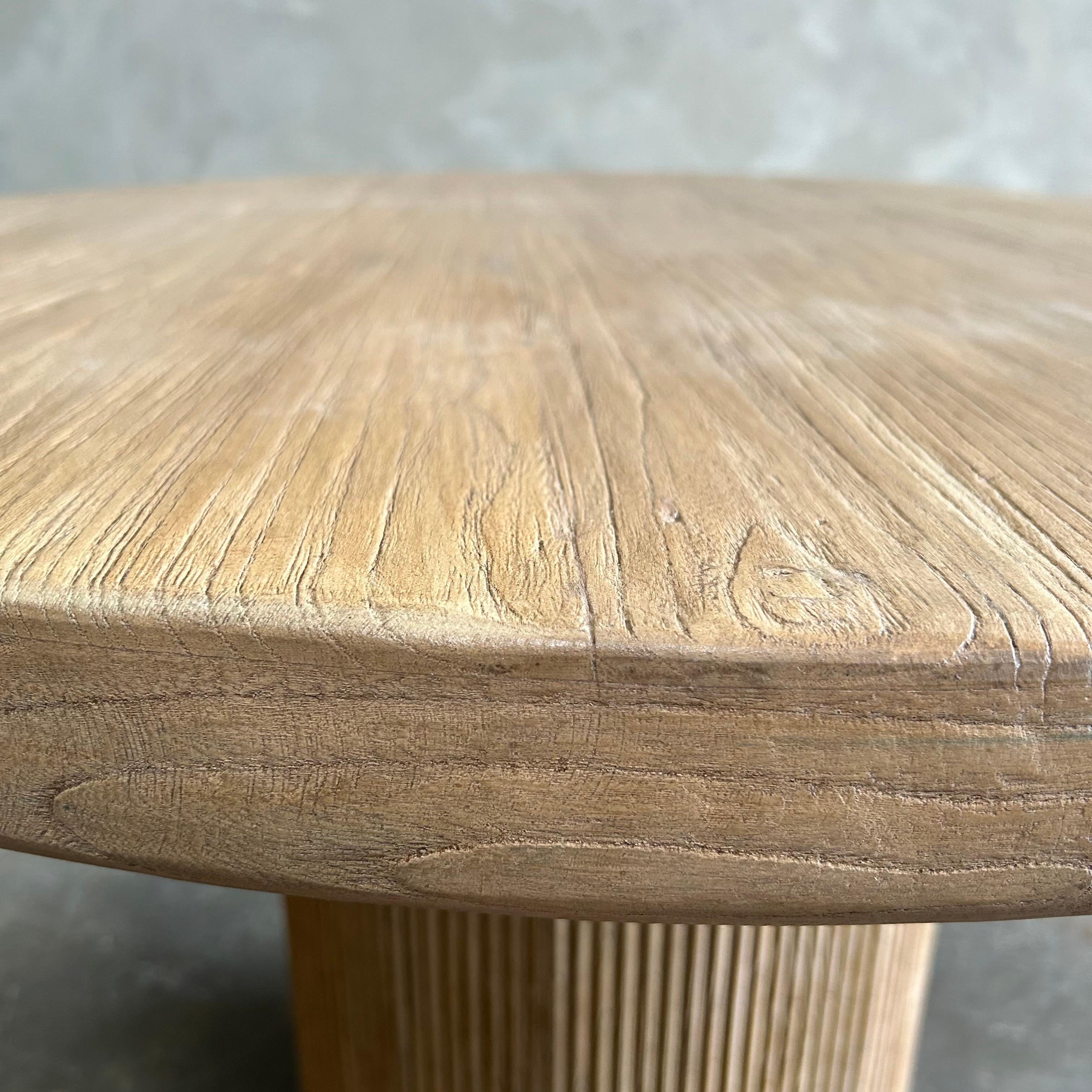 https://a.1stdibscdn.com/reclaimed-wood-round-reeded-base-dining-table-for-sale-picture-4/f_18223/f_431101421736543461051/mobilejpegupload_BA30047DB2104CF99806047E339ED3E8_master.jpg
