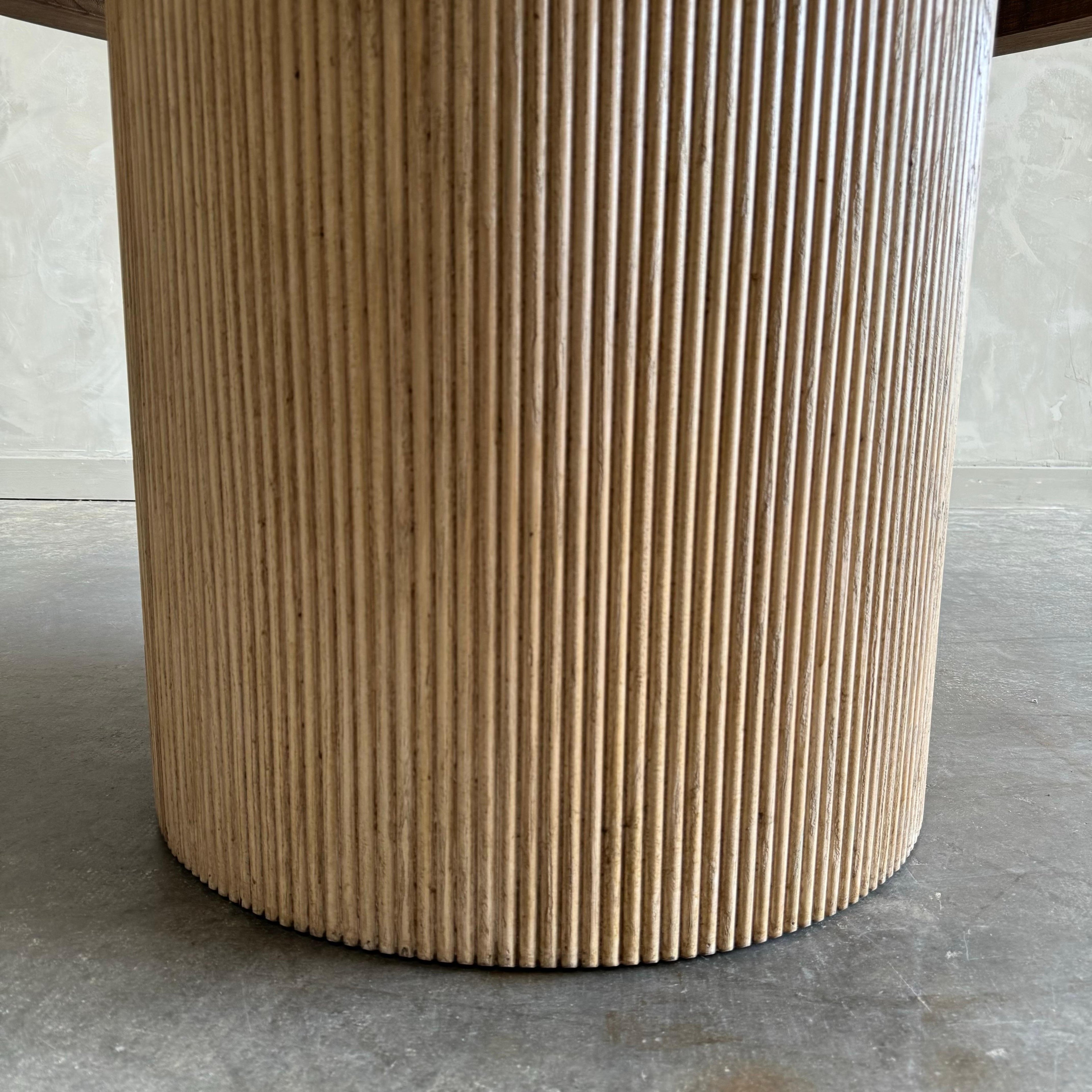 https://a.1stdibscdn.com/round-elm-wood-reeded-dining-table-60-for-sale-picture-6/f_18223/f_467269121758314256107/mobilejpegupload_C3D795A5C4EA4B07AE937B127ADC81A3_master.jpg