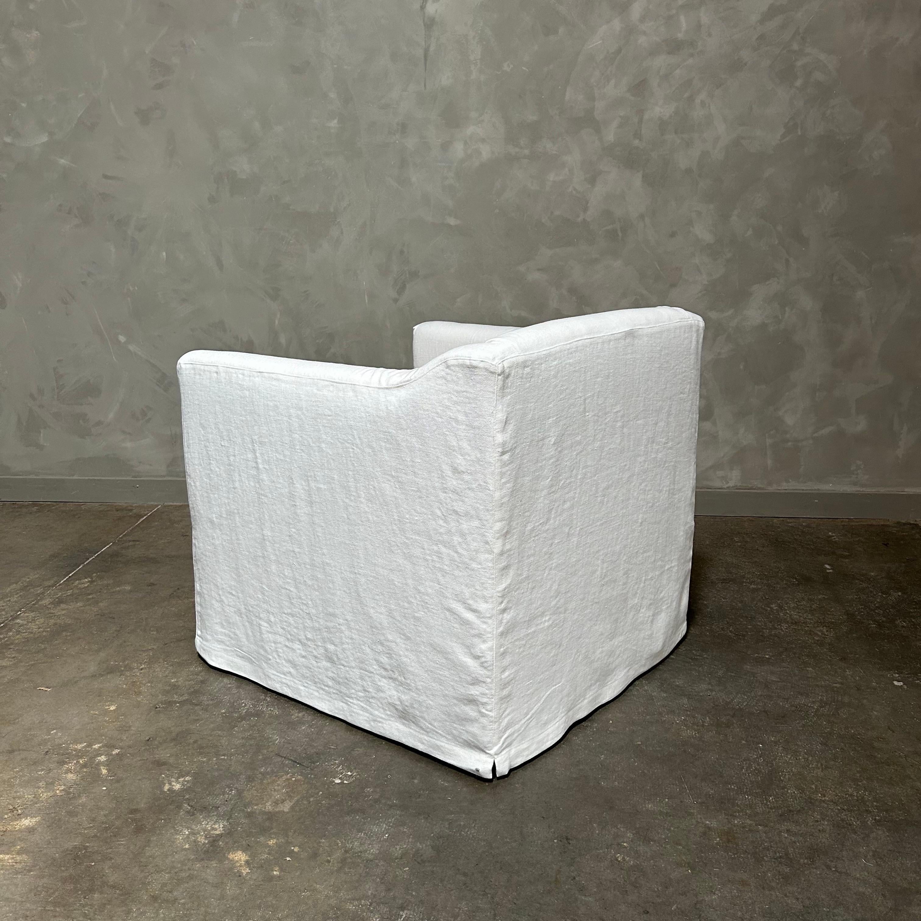 https://a.1stdibscdn.com/slip-cover-swivel-chair-upholstered-in-white-belgian-linen-for-sale-picture-6/f_18223/1711719964380/mobilejpegupload_CED097AC2D884808914E95511460E45A_master.jpg