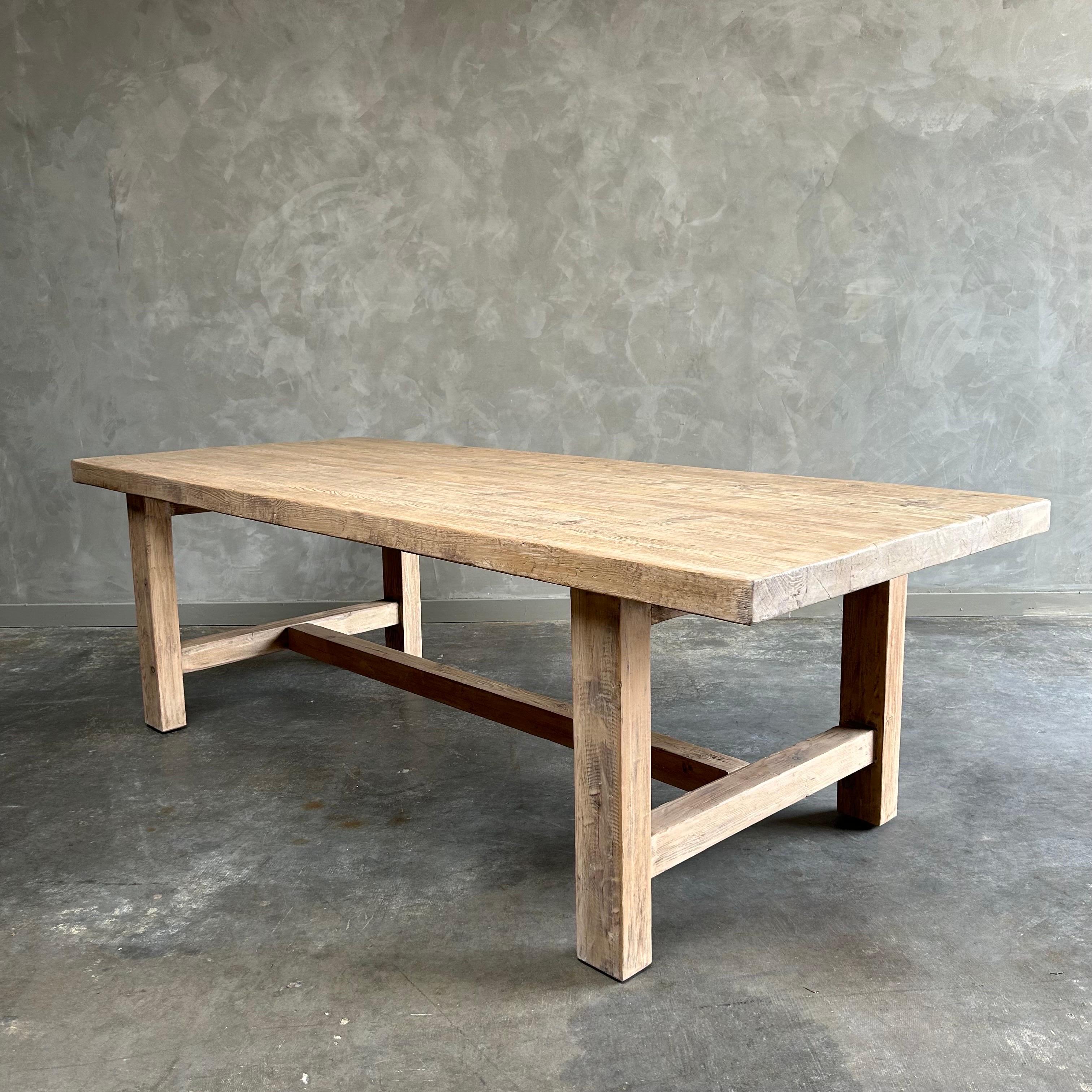 https://a.1stdibscdn.com/solid-reclaimed-pine-dining-table-for-sale-picture-3/f_18223/1686798391679/mobilejpegupload_D00F46B76C8646CAADF7597D67926CD6_master.jpg