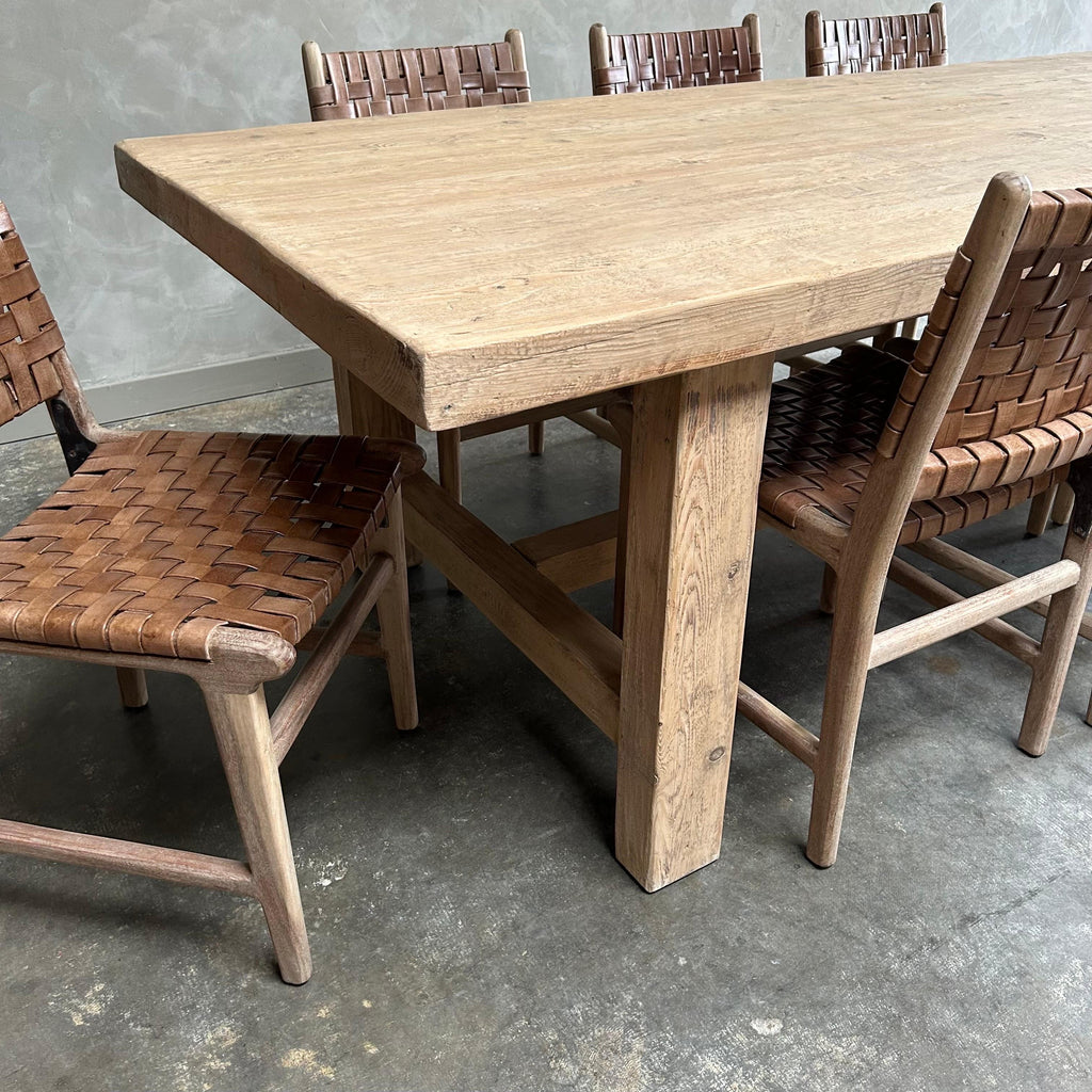 https://a.1stdibscdn.com/solid-reclaimed-pine-dining-table-for-sale-picture-7/f_18223/1686798472796/mobilejpegupload_D15D818BA5D54EF286A40C02D05D1CA7_master.jpg