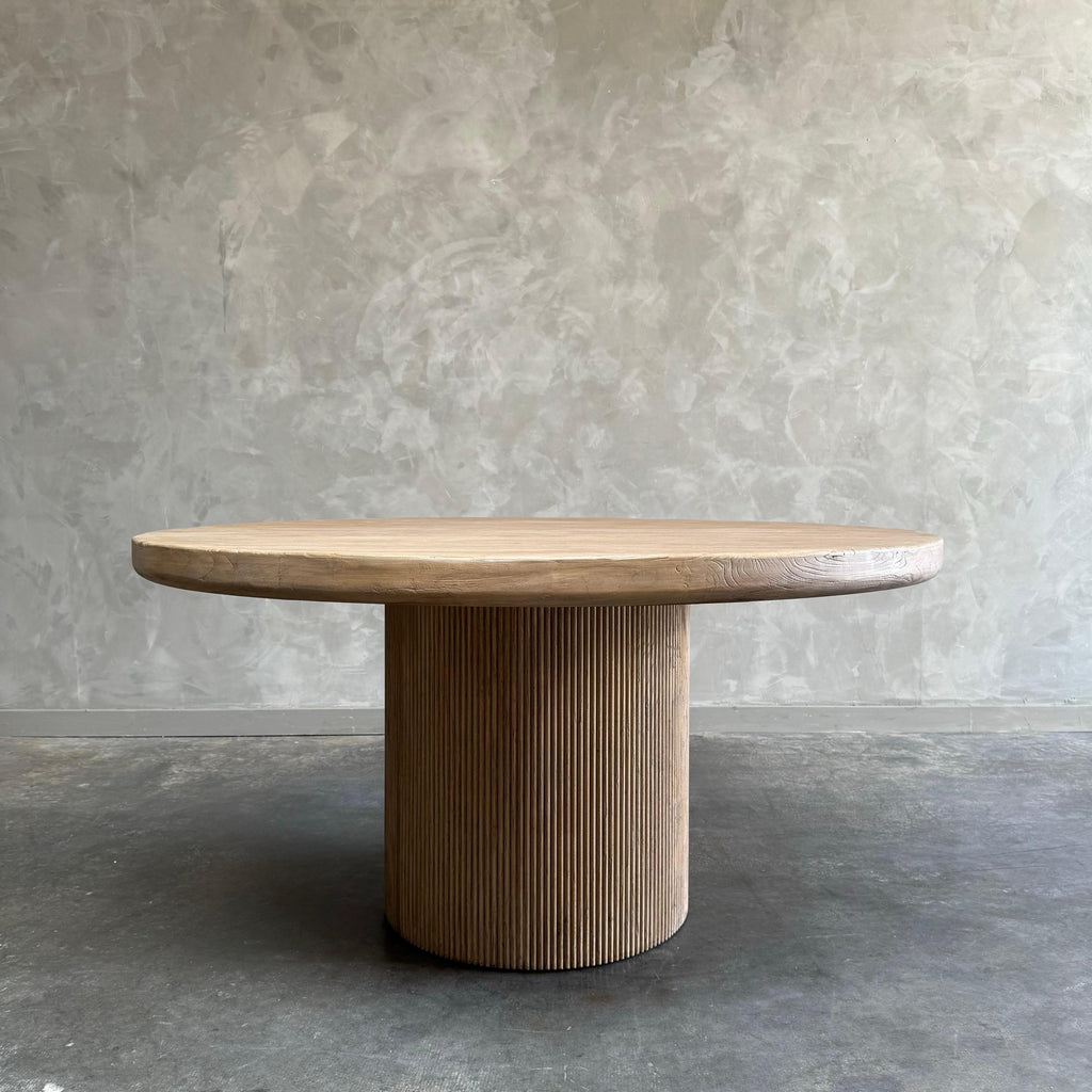 https://a.1stdibscdn.com/round-elm-wood-reeded-dining-table-60-for-sale-picture-2/f_18223/f_467269121758314252588/mobilejpegupload_D72D42C2CAAD4107B831D768418E98B7_master.jpg