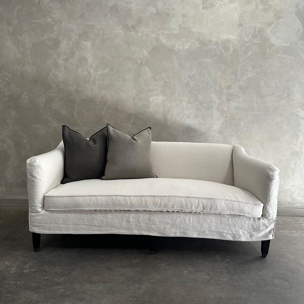 https://a.1stdibscdn.com/custom-upholstered-or-slip-covered-sofa-in-heavy-stone-washed-belgian-linen-for-sale-picture-8/f_18223/1697577855101/mobilejpegupload_E42E1B781DD745EF9951F86A98BC51CE_master.jpg