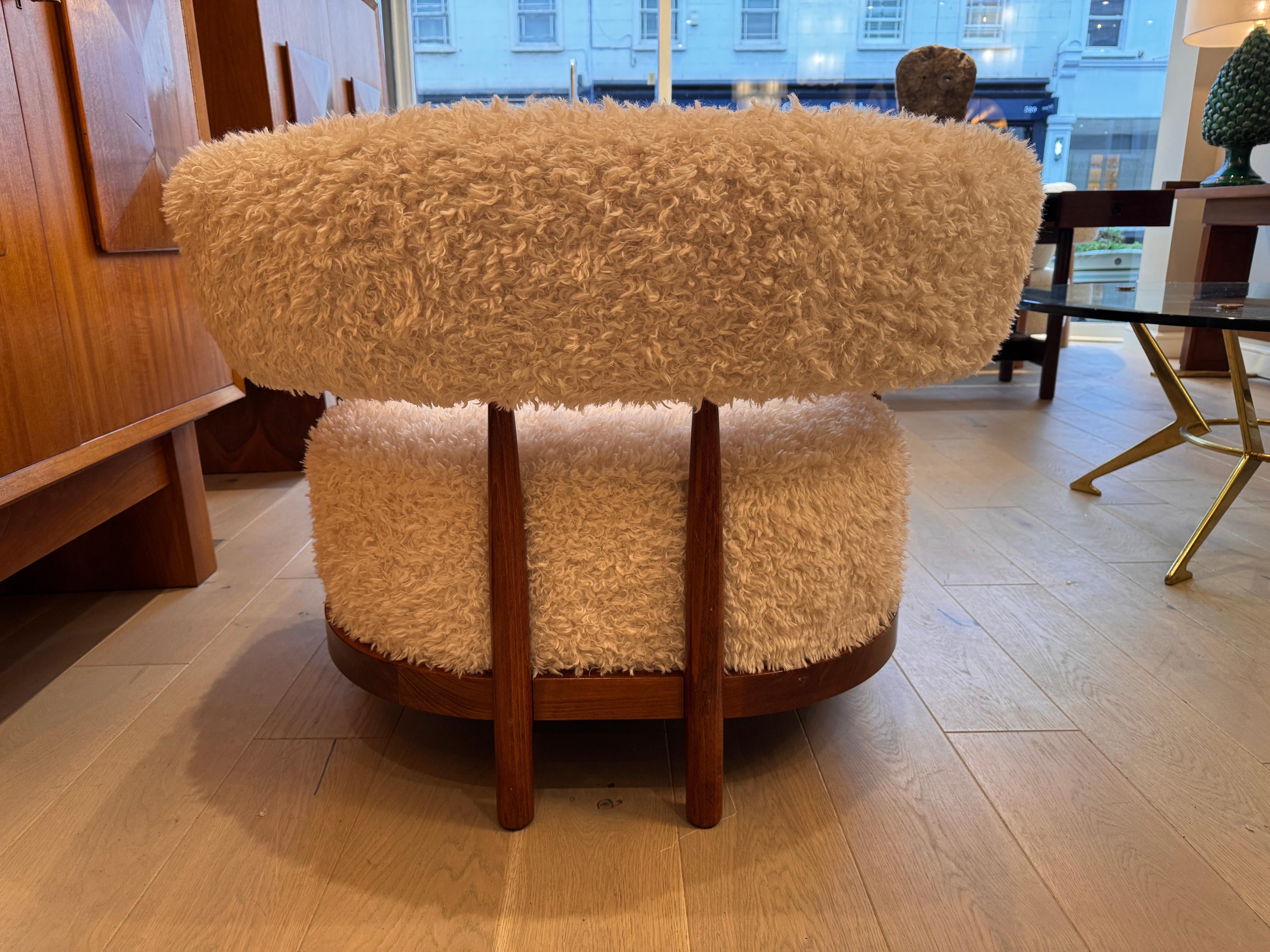 https://a.1stdibscdn.com/a-fabulous-pair-of-italian-curved-walnut-armchairs-in-lambswool-fur-for-sale-picture-3/f_41851/1740065754825/mobilejpegupload_E653024EAF714756B55A2252217E98E3_master.jpg