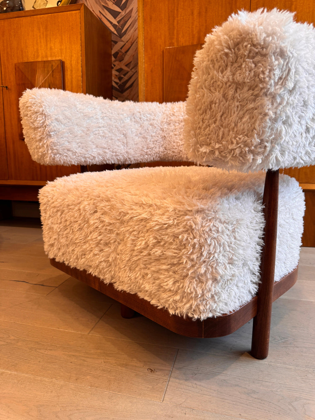 https://a.1stdibscdn.com/a-fabulous-pair-of-italian-curved-walnut-armchairs-in-lambswool-fur-for-sale-picture-8/f_41851/1740065780856/mobilejpegupload_F351050C2A4446A7ABBEA76309AF72AA_master.jpg