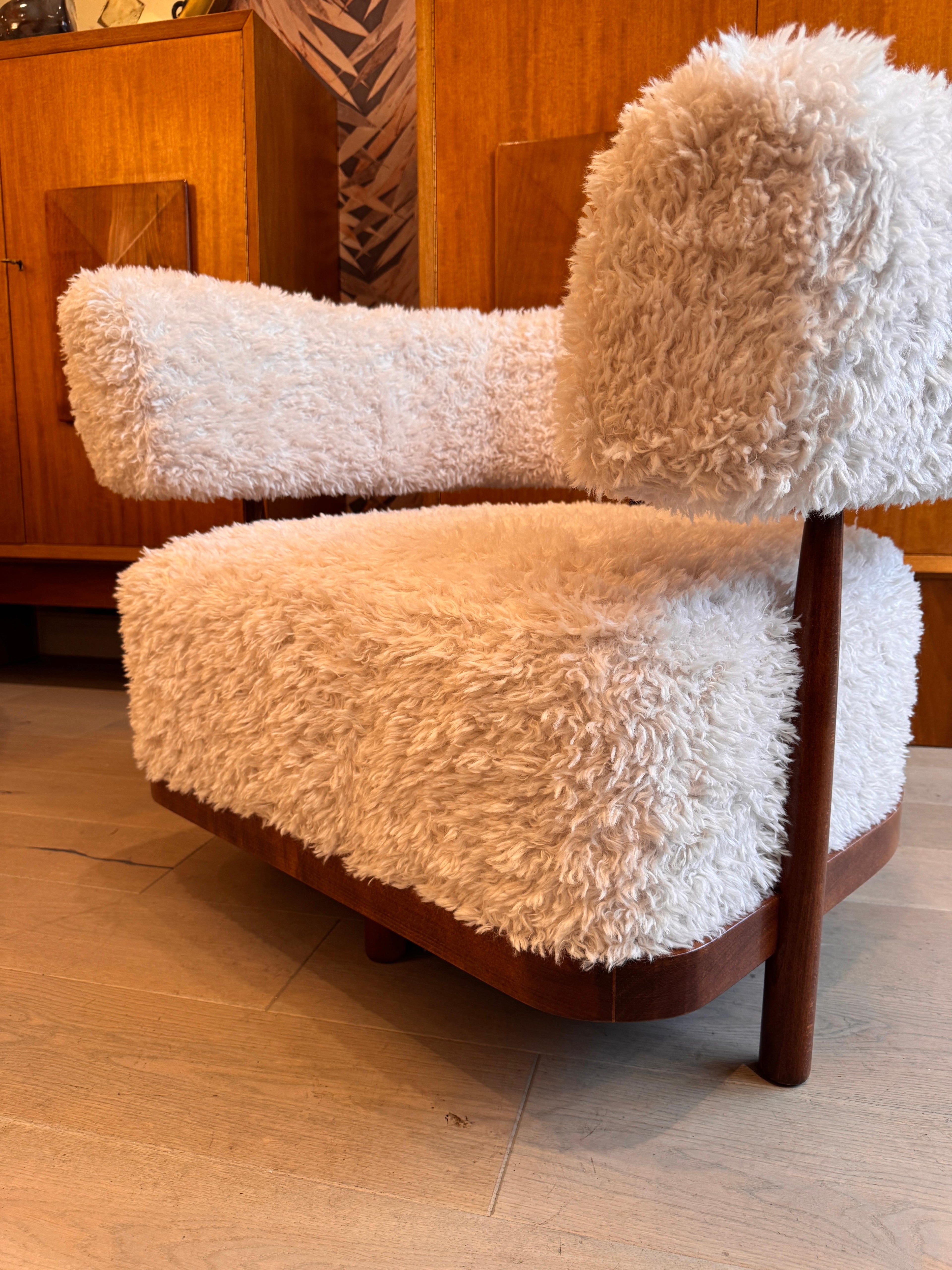 https://a.1stdibscdn.com/a-fabulous-pair-of-italian-curved-walnut-armchairs-in-lambswool-fur-for-sale-picture-8/f_41851/1740065780856/mobilejpegupload_F351050C2A4446A7ABBEA76309AF72AA_master.jpg