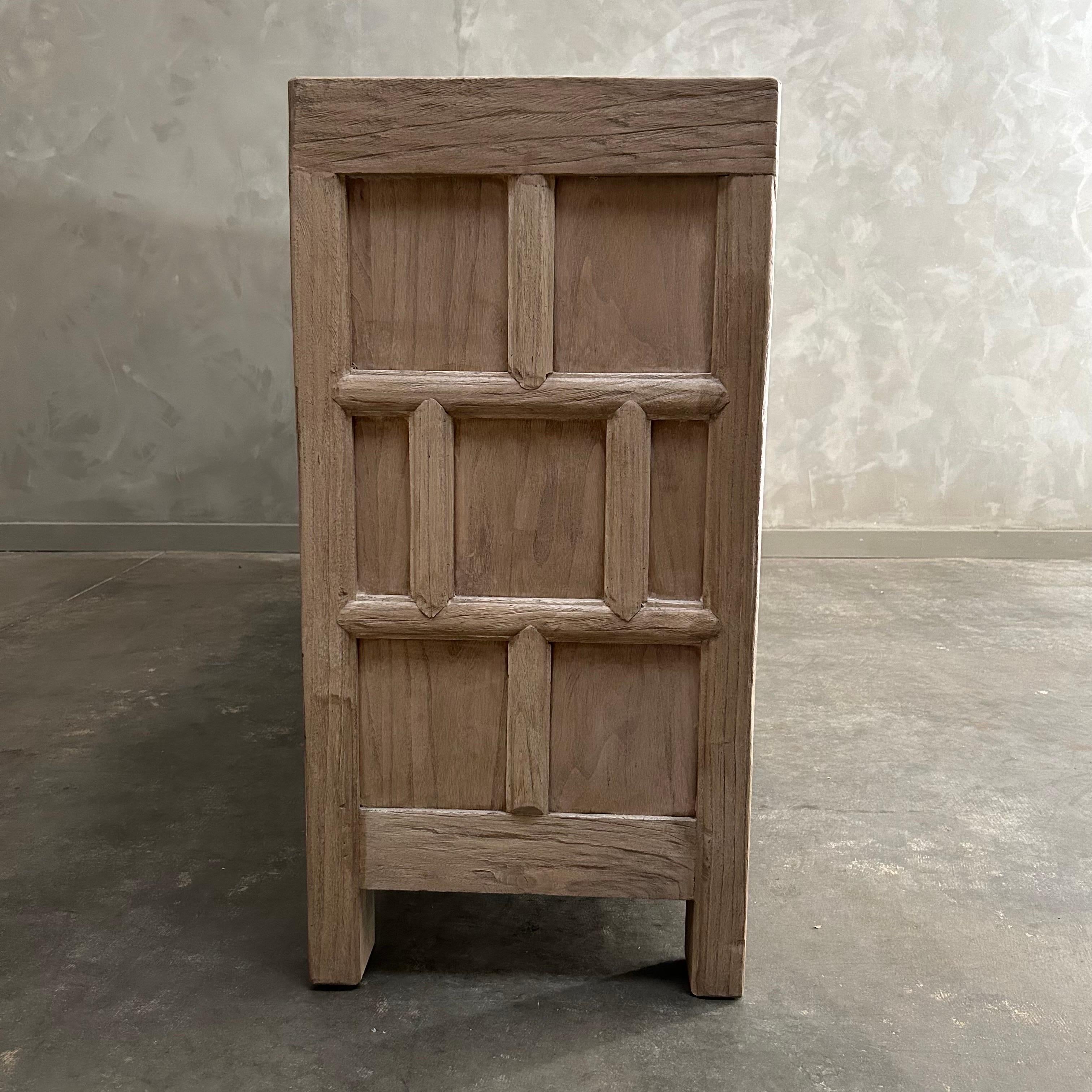 https://a.1stdibscdn.com/custom-made-elm-wood-apothecary-style-cabinet-in-natural-finish-for-sale-picture-8/f_18223/1702782088169/mobilejpegupload_F4C21AEA0C7C43E39248C9D4BE6F887D_master.jpg