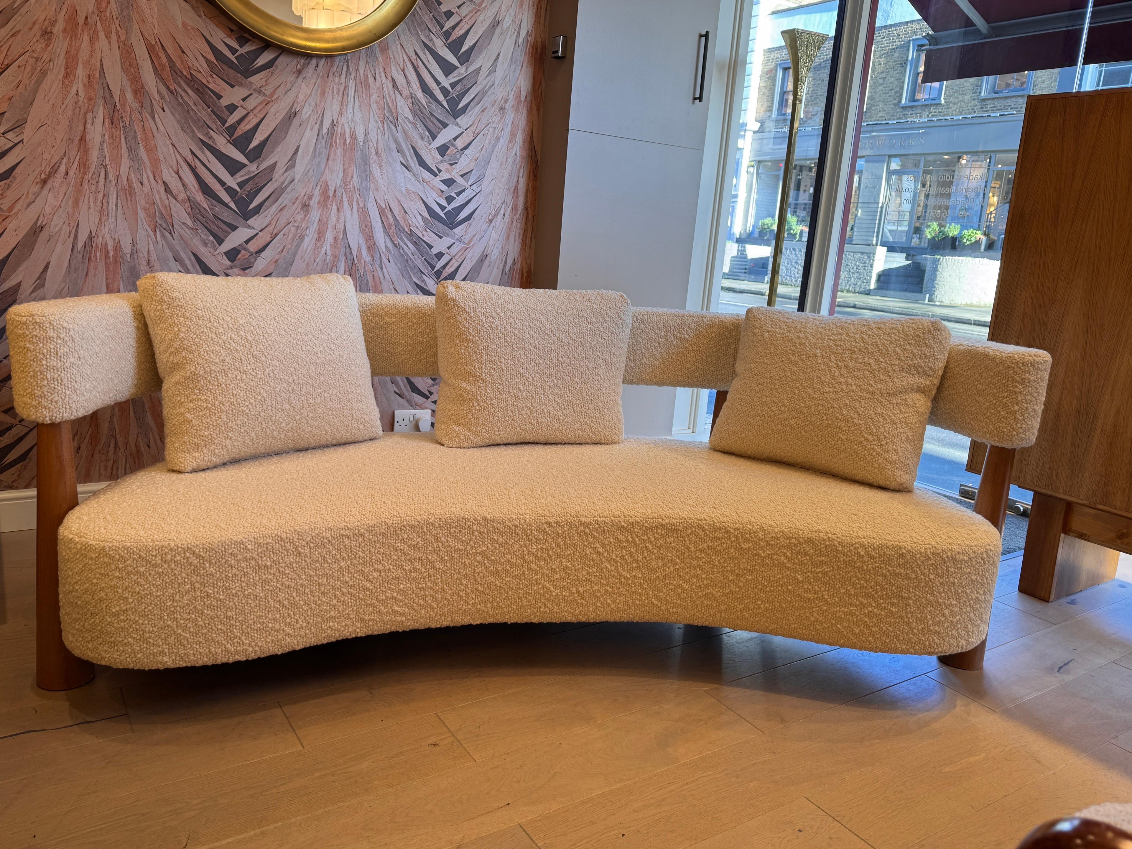 https://a.1stdibscdn.com/large-curved-kidney-shaped-sofa-in-lambswool-boucle-for-sale-picture-2/f_41851/1740411789223/mobilejpegupload_F62FDB48FDFD418CBBFE9B73FA092EB6_master.jpg