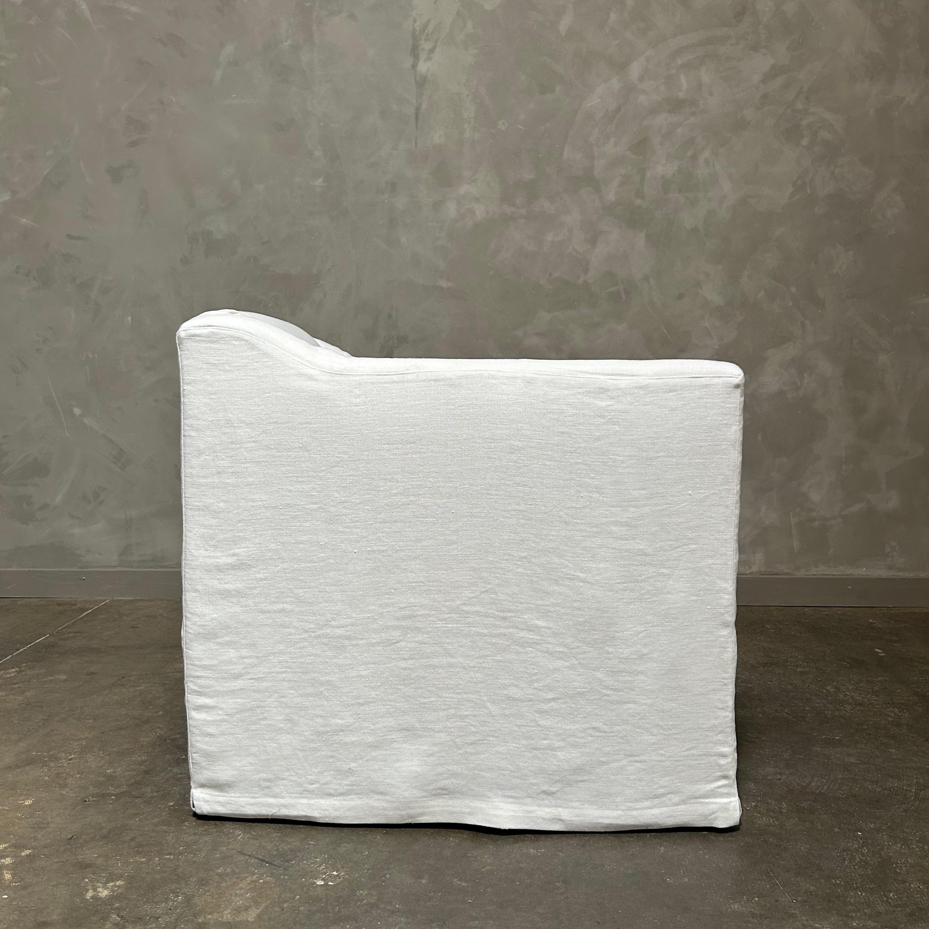 https://a.1stdibscdn.com/slip-cover-swivel-chair-upholstered-in-white-belgian-linen-for-sale-picture-5/f_18223/1711719963688/mobilejpegupload_F8BDADF781994A1DBCBD110C39FC6AD3_master.jpg
