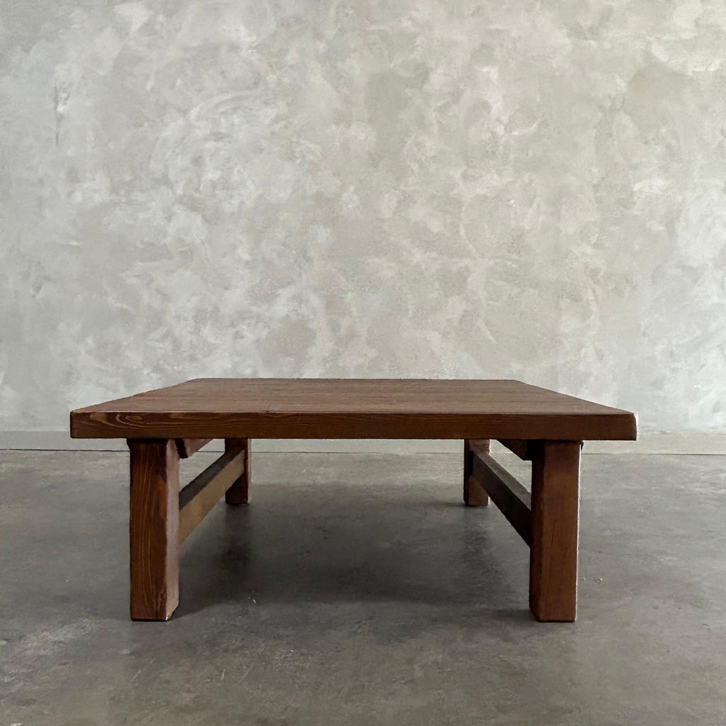 https://a.1stdibscdn.com/reclaimed-pine-wood-coffee-table-for-sale-picture-2/f_18223/f_483295221768436325544/mobilejpegupload_FDF71C02DBA34FEA806118471EE977DE_master.jpg