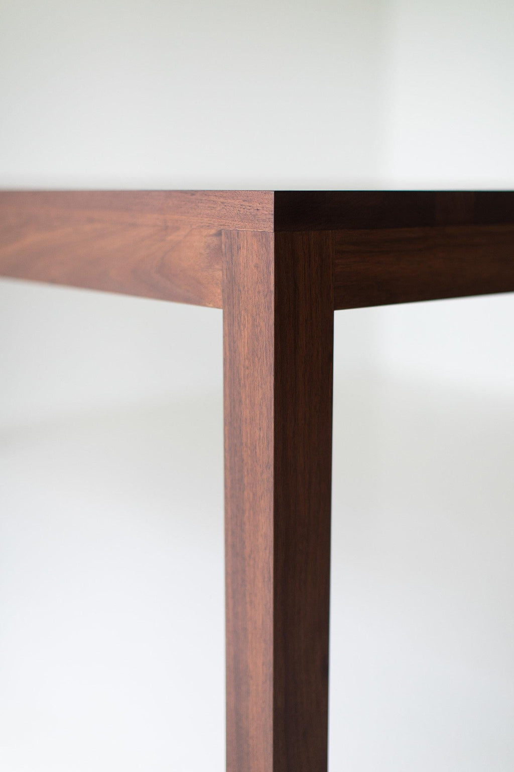 https://a.1stdibscdn.com/modern-dining-table-the-christopher-table-for-sale-picture-6/f_9720/1538573754006/modern_dining_table_06_master.jpg