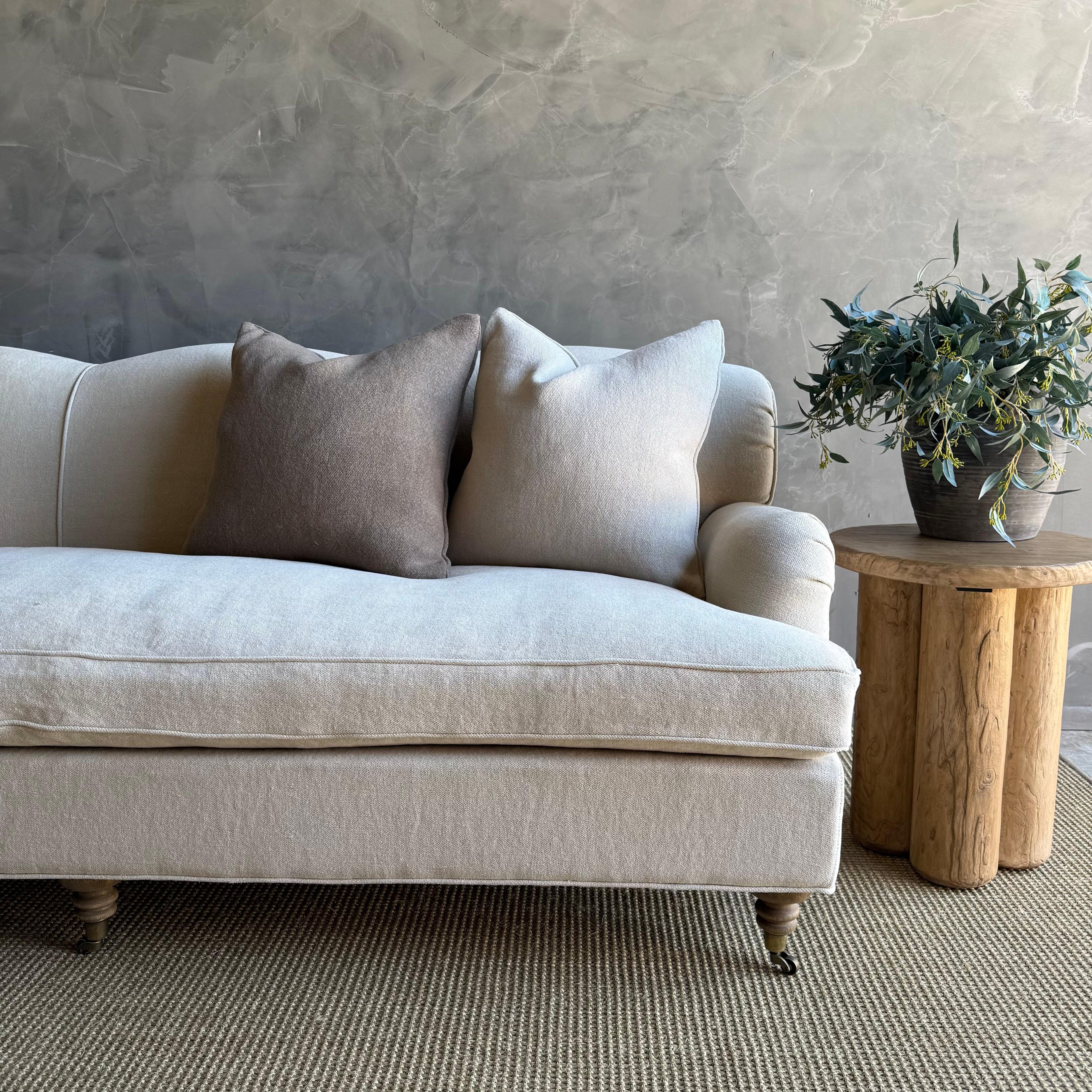 https://a.1stdibscdn.com/modern-english-sofa-in-a-heavy-weight-stone-washed-natural-linen-down-cushion-for-sale-picture-10/f_18223/f_416014621744144823777/modern_english_sofa5_master.JPG