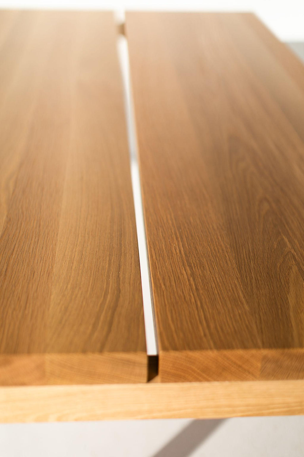 https://a.1stdibscdn.com/modern-white-oak-dining-table-for-sale-picture-3/f_9720/1612983220661/modern_white_oak_dining_table_03_master.jpg