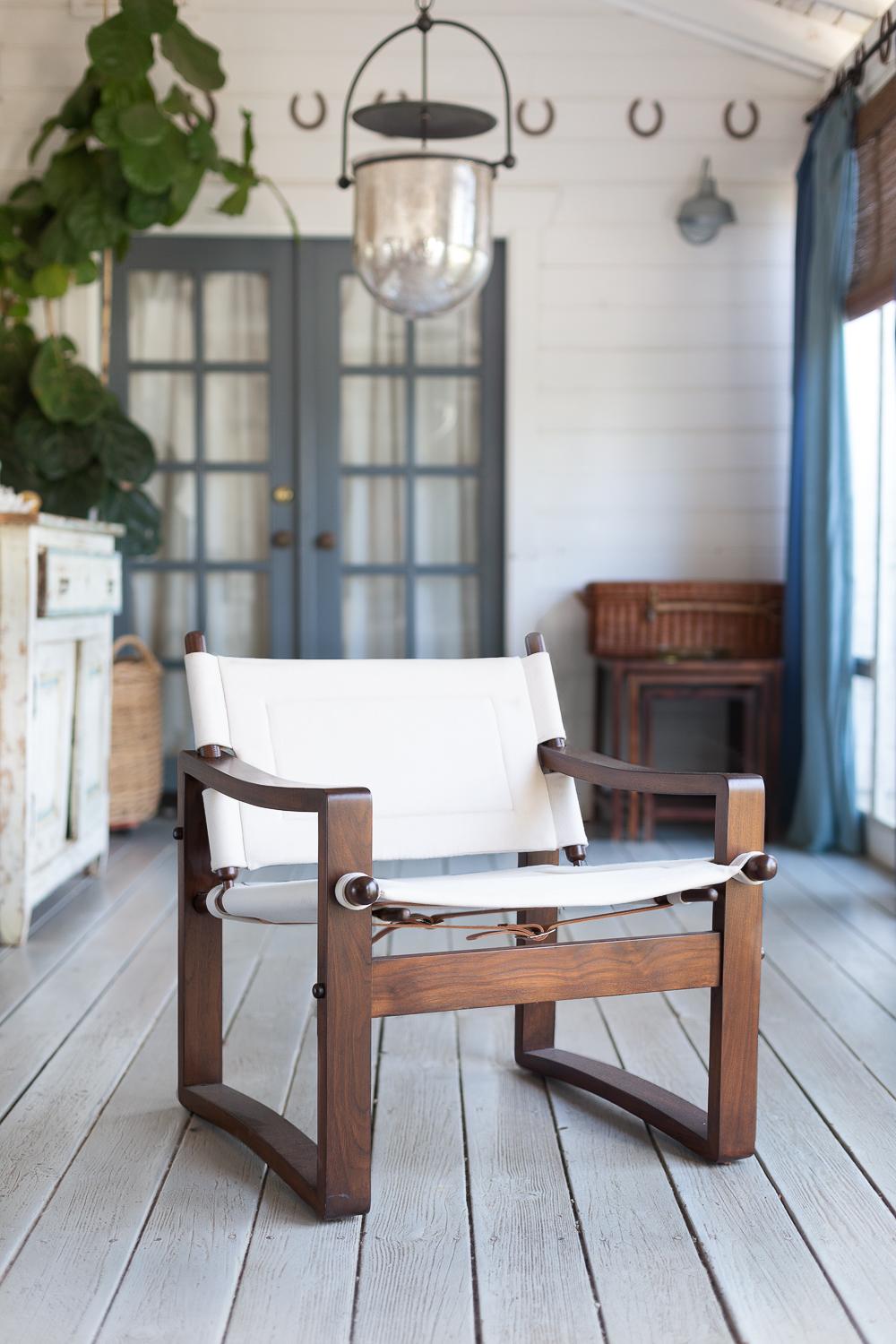 https://a.1stdibscdn.com/walnut-campaign-safari-chair-with-white-leather-upholstery-for-sale-picture-12/f_54442/f_483290921768431109272/mw_aumont0119_03_webres_master.jpg