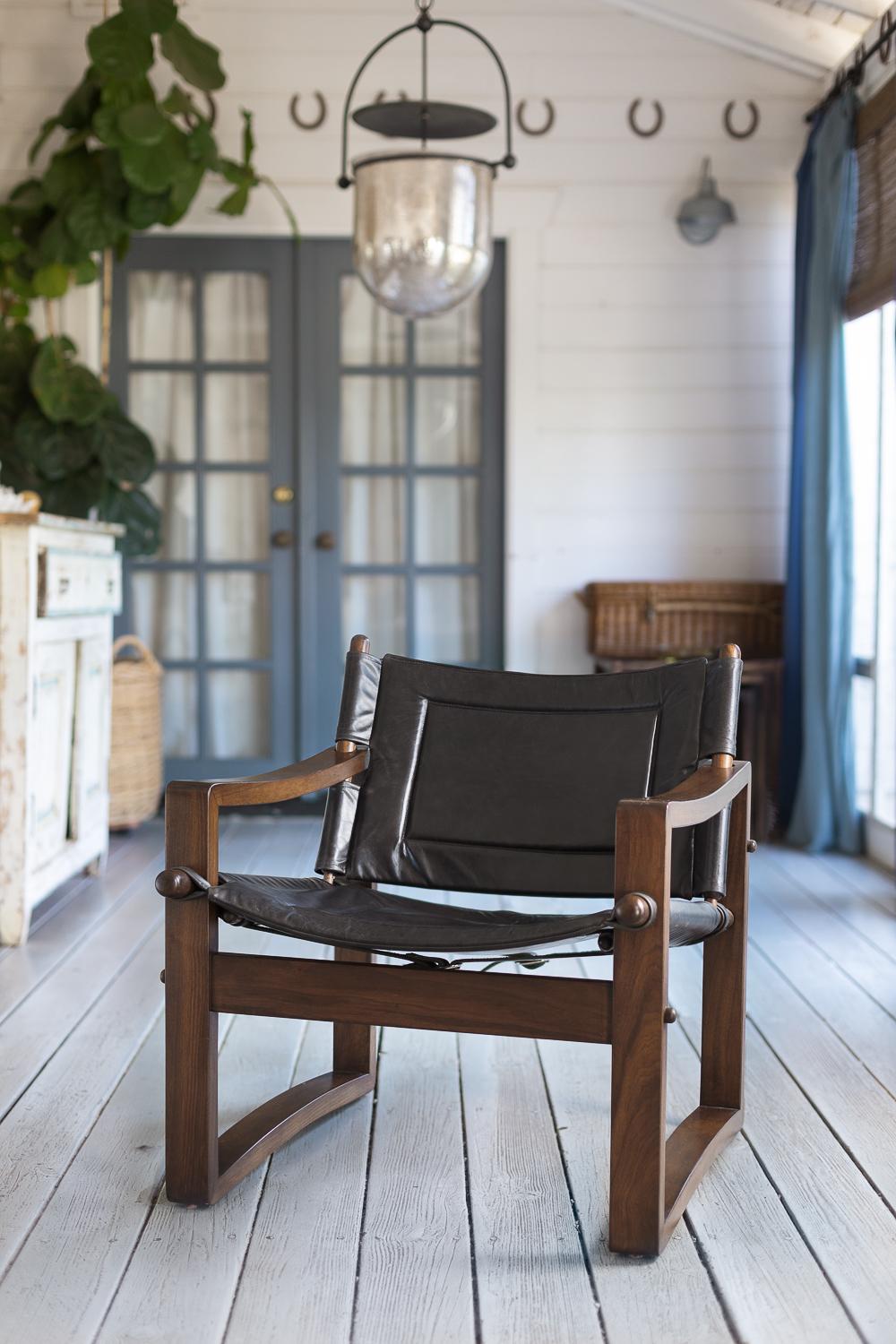 https://a.1stdibscdn.com/walnut-campaign-safari-chair-with-white-leather-upholstery-for-sale-picture-13/f_54442/f_483290921768431109727/mw_aumont0119_04_webres_master.jpg