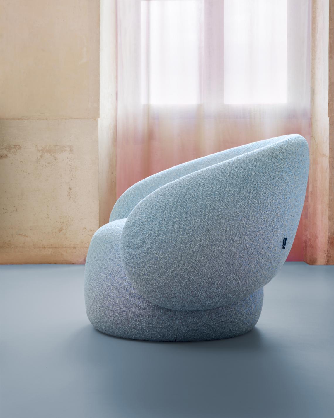 https://a.1stdibscdn.com/contemporary-fully-upholstered-lounge-chair-with-a-plump-and-curvaceous-seat-for-sale-picture-5/f_27693/f_434404021738519248960/nebulona_112369250120959_master.jpg