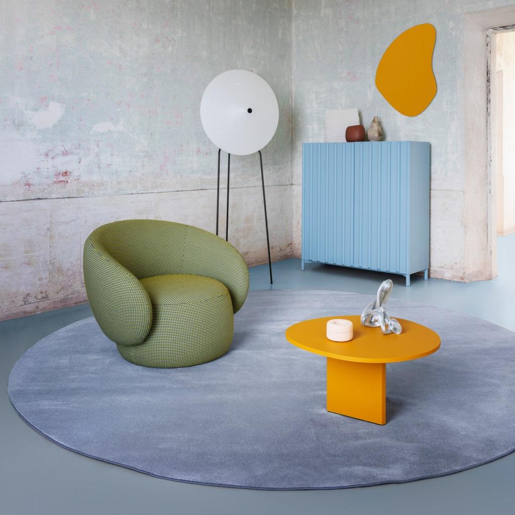 https://a.1stdibscdn.com/contemporary-fully-upholstered-lounge-chair-with-a-plump-and-curvaceous-seat-for-sale-picture-7/f_27693/f_434404021738519222809/nebulona_4140962412111023_master.jpg