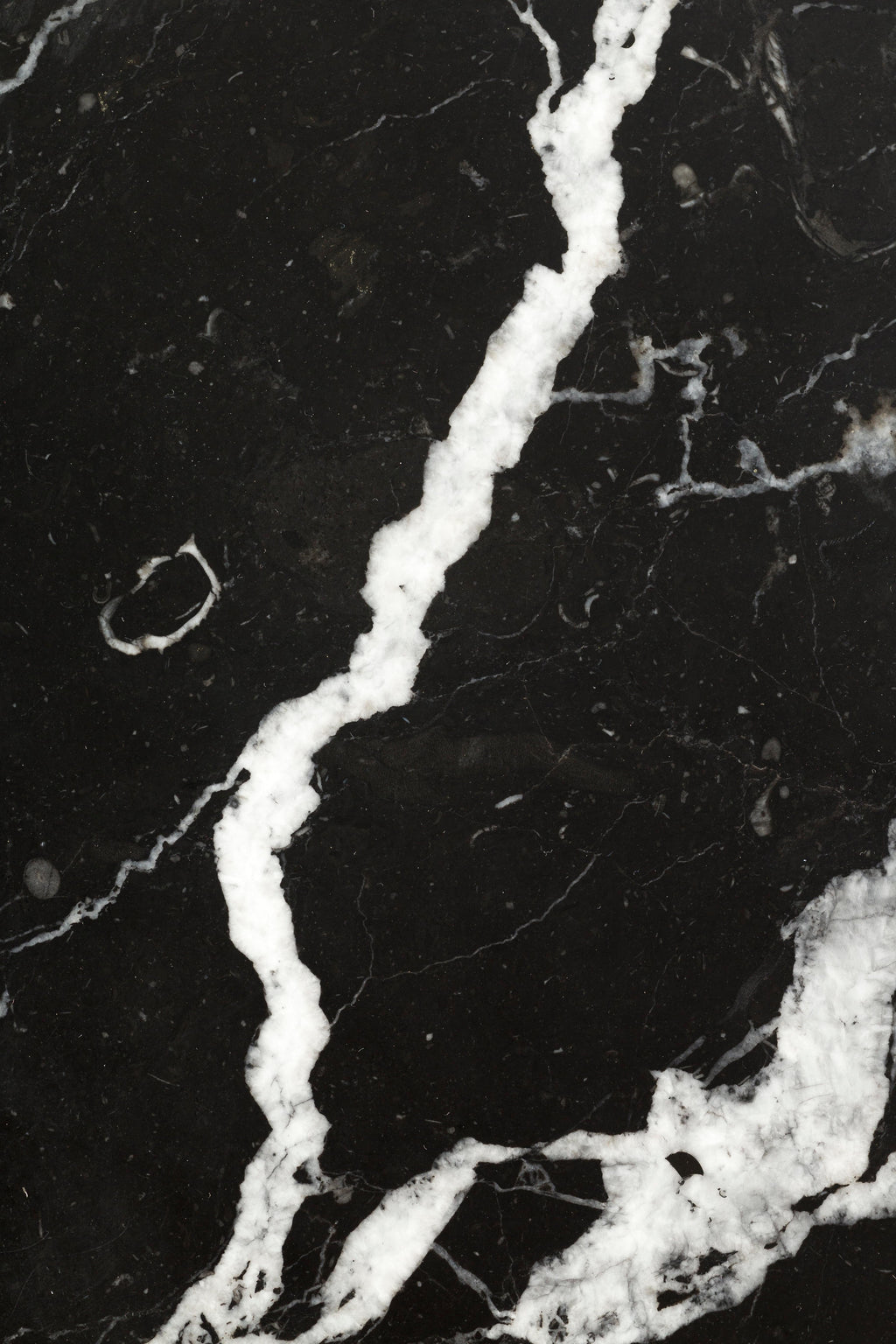 https://a.1stdibscdn.com/candleholder-in-black-marble-by-karen-chekerdjian-made-in-italy-for-sale-picture-8/f_28003/f_175520011637916861960/nero_marquinia_master.jpg