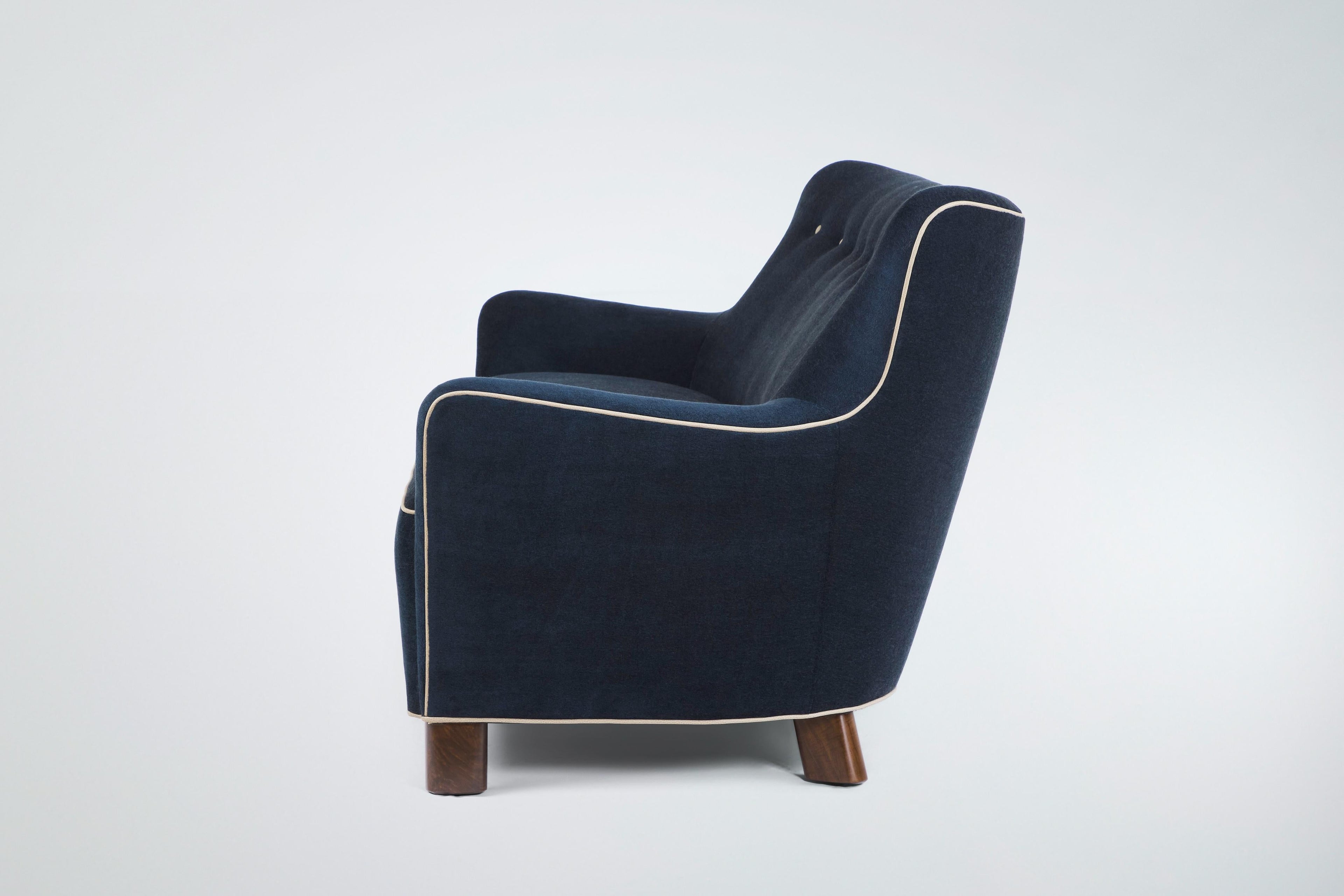 https://a.1stdibscdn.com/ann-sofa-modern-curved-tight-back-and-seat-by-martin-and-brockett-for-sale-picture-4/f_50711/f_411556921724281581956/new_upholstery_edited_13_master.jpg