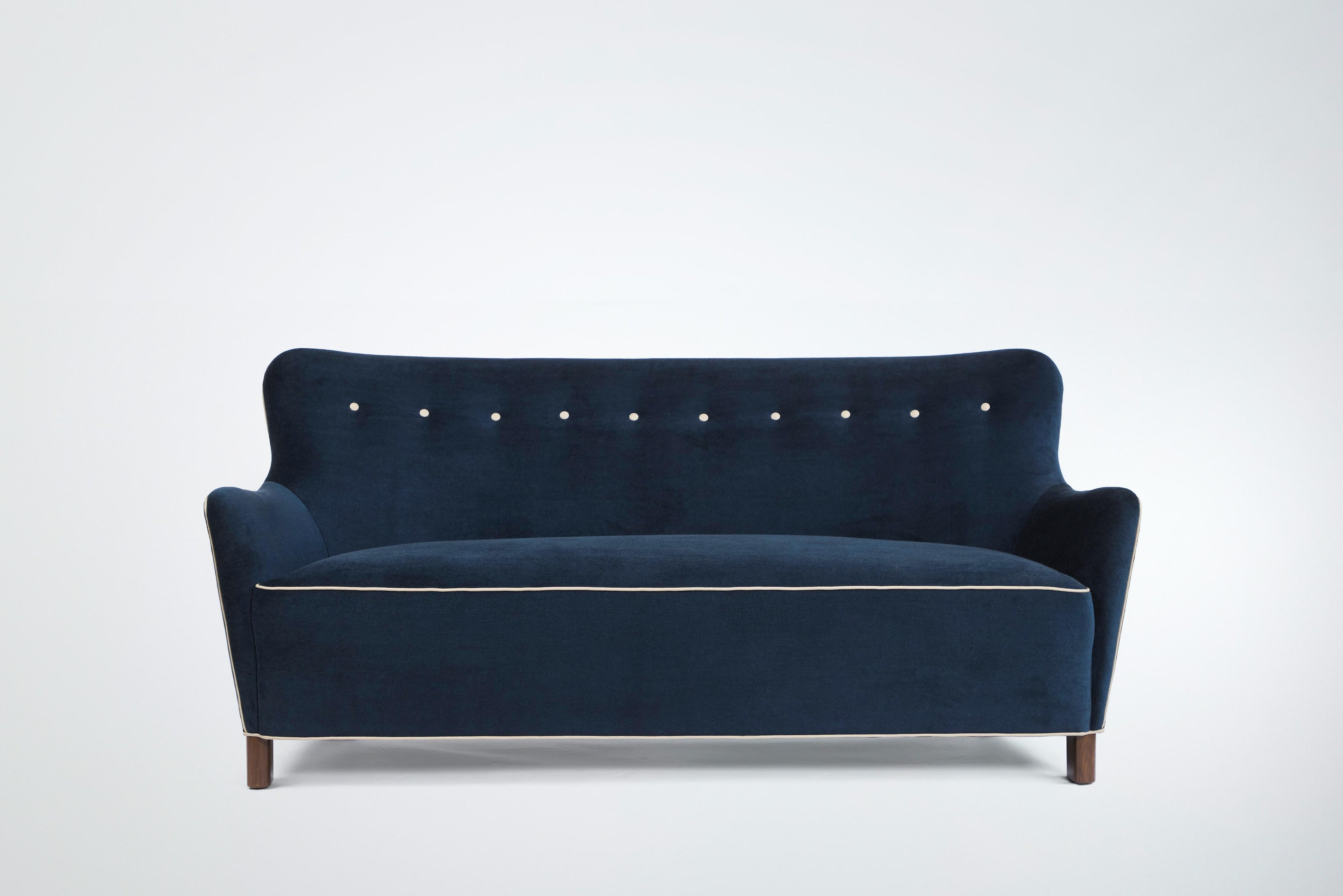 https://a.1stdibscdn.com/ann-sofa-modern-curved-tight-back-and-seat-by-martin-and-brockett-for-sale-picture-2/f_50711/f_411556921724281582859/new_upholstery_edited_41_master.jpg